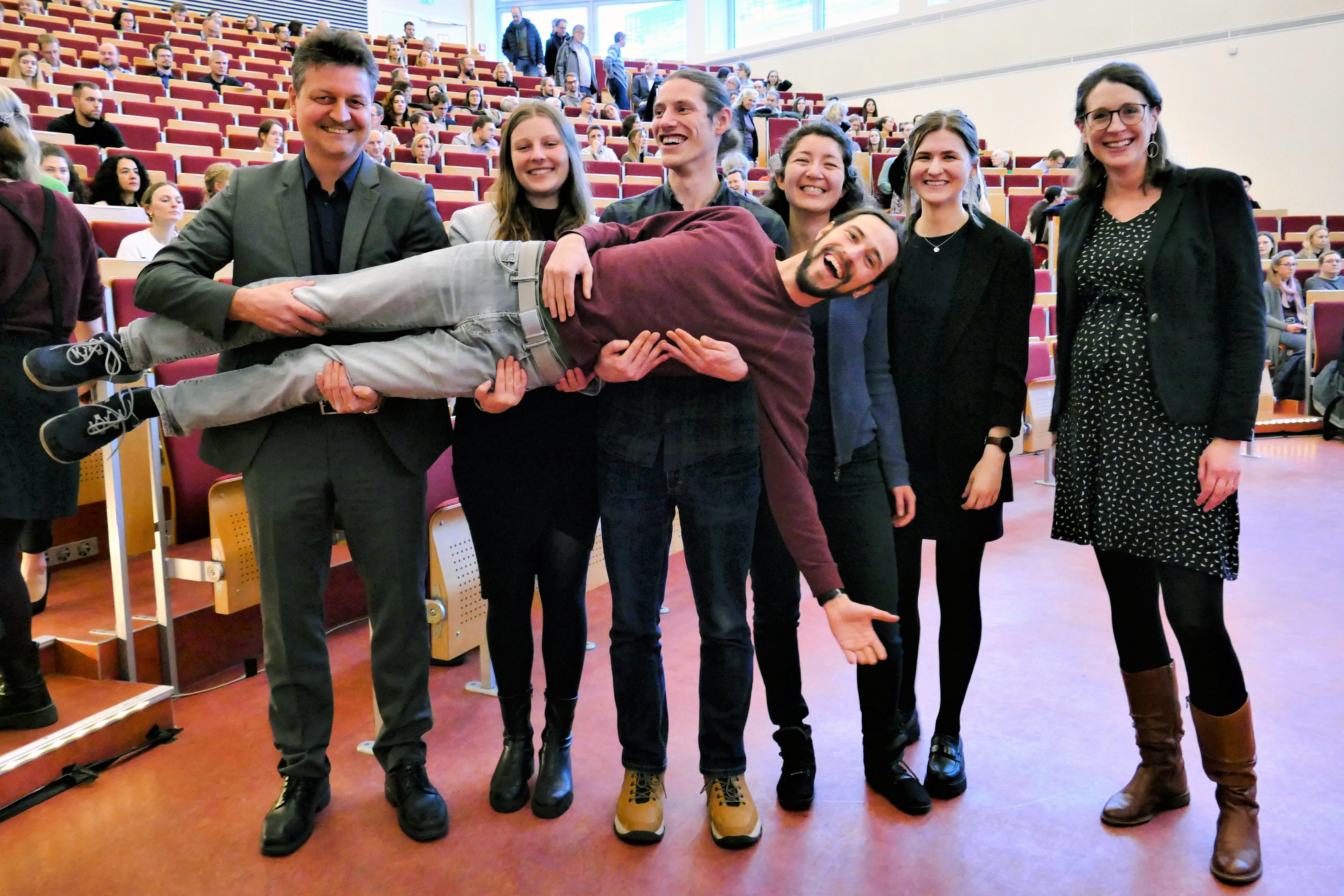 [Translate to Englisch:] Dr. Adrian Schulz hat als einer der ersten Absolventen den Masterstudiengang Biomedizinische Datenwissenschaft abgeschlossen. Dafür ließ er sich von Prof. Marschollek, seinen Kommilitoninnen und Kommilitonen Julia Winkler, Alexander Bräuer und Yasmine Alwie sowie den beiden Studiengangkoordinatorinnen Anna Selich und Melina Celik feiern (von links).