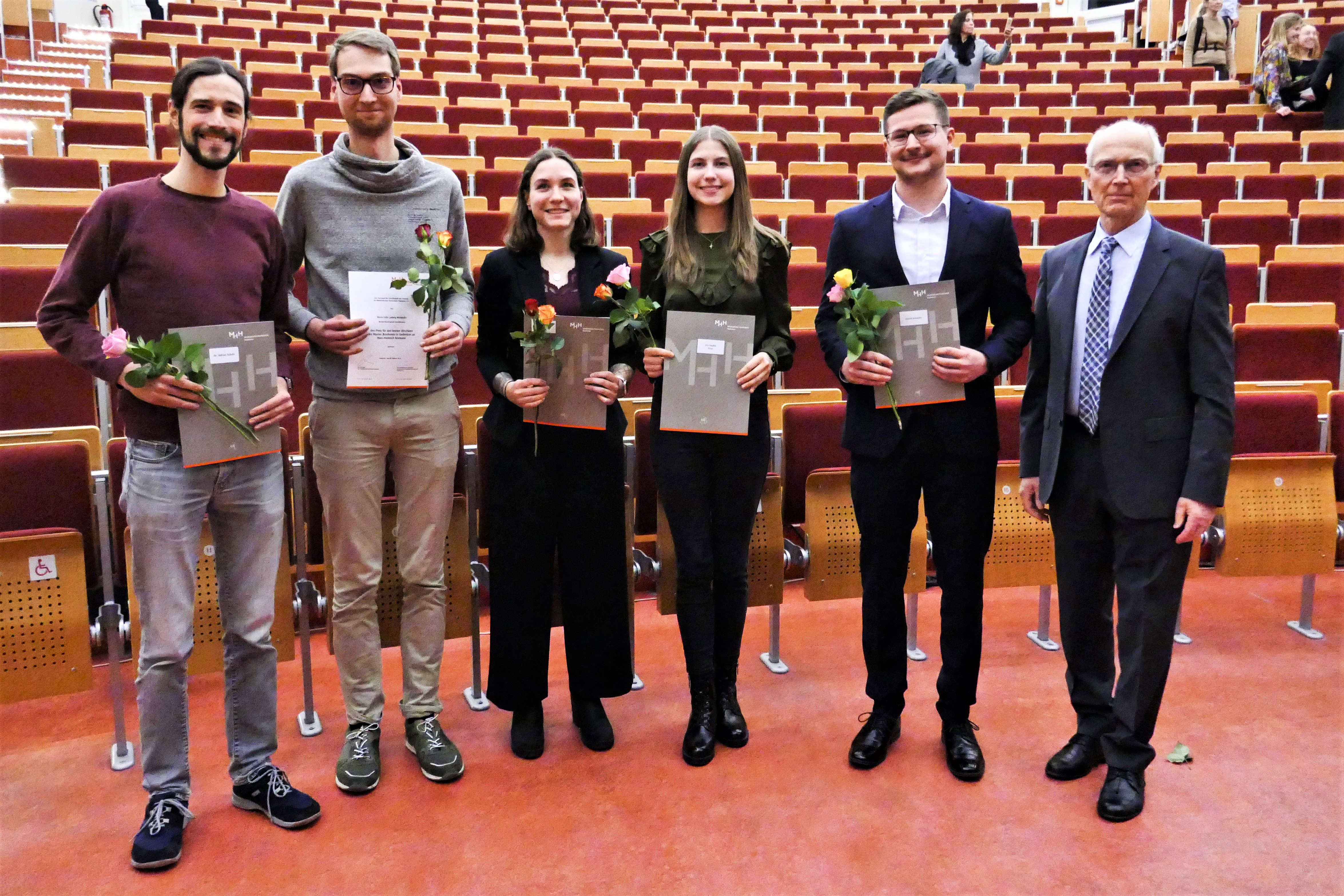  Prof Dr Siegfried Piepenbrock from the Society of Friends of the MHH e.V. presented the study prizes to (from left): Dr Adrian Schulz (Biomedical Data Science), Felix Warnecke (Biochemistry), Laura Kampe (Biochemistry), Lily Sophie Rose (Biomedicine) and Jannik Dörrie Schwabe (Biomedicine).