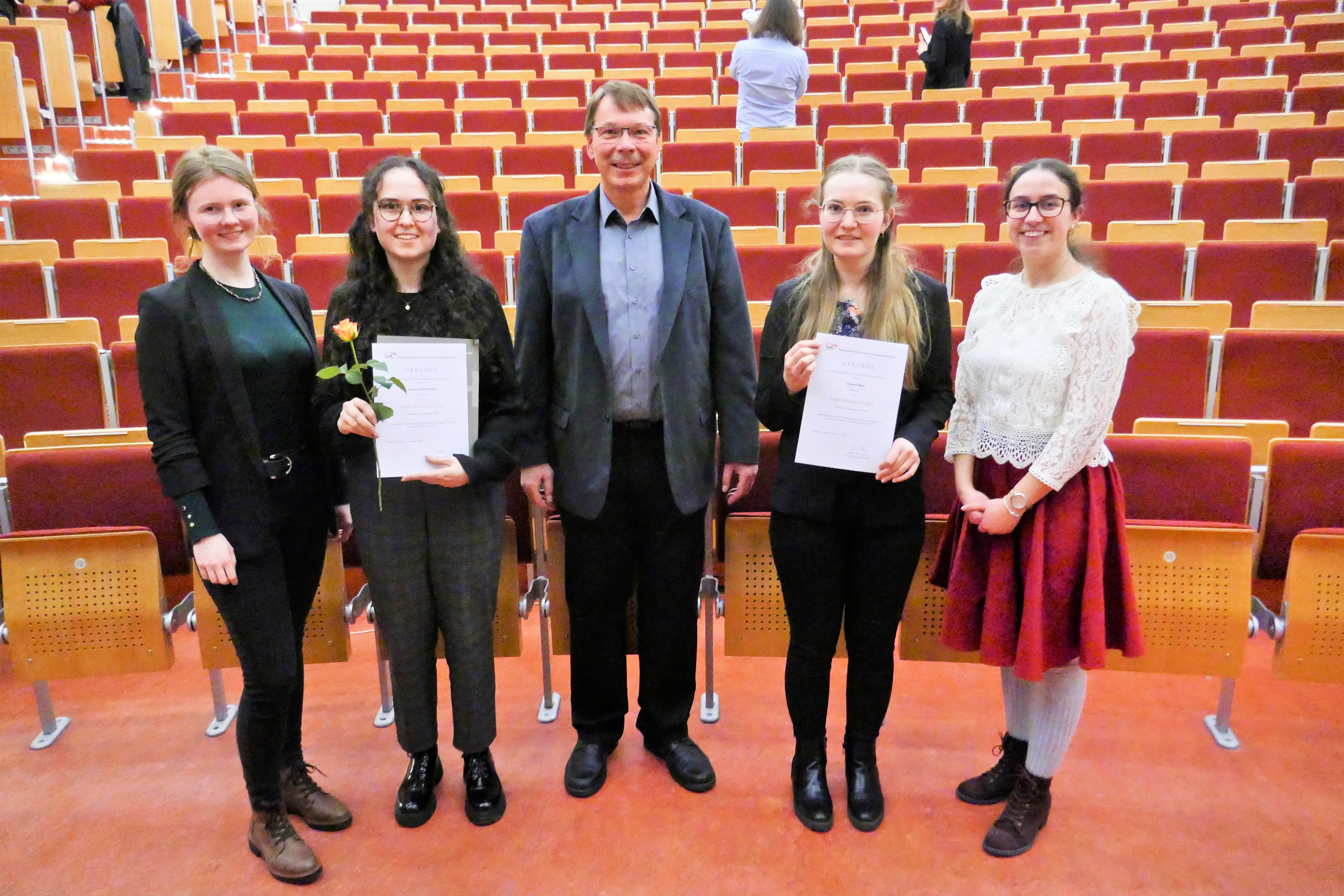 Prof. Dr. Jürgen Alves (Mitte) überreichte den Preis der GBM für die beste Masterarbeit in Biochemie an Hannah Barz (2.v.re.) und für die beste Masterarbeit in Biomedizin an Carolin Aicha Rother. Es gratulierten Lydia Bosse (links) und Khadija Aichane von der Junior GBM, Ortsgruppe Hannover. Copyright: Gustav Meyer / MHH