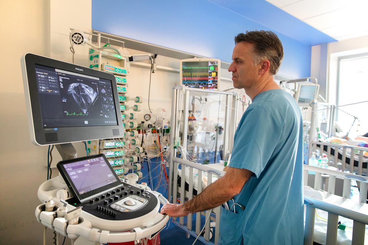 Ein Arzt steht vor einem Ultraschallgerät in der MHH-Kinderklinik.