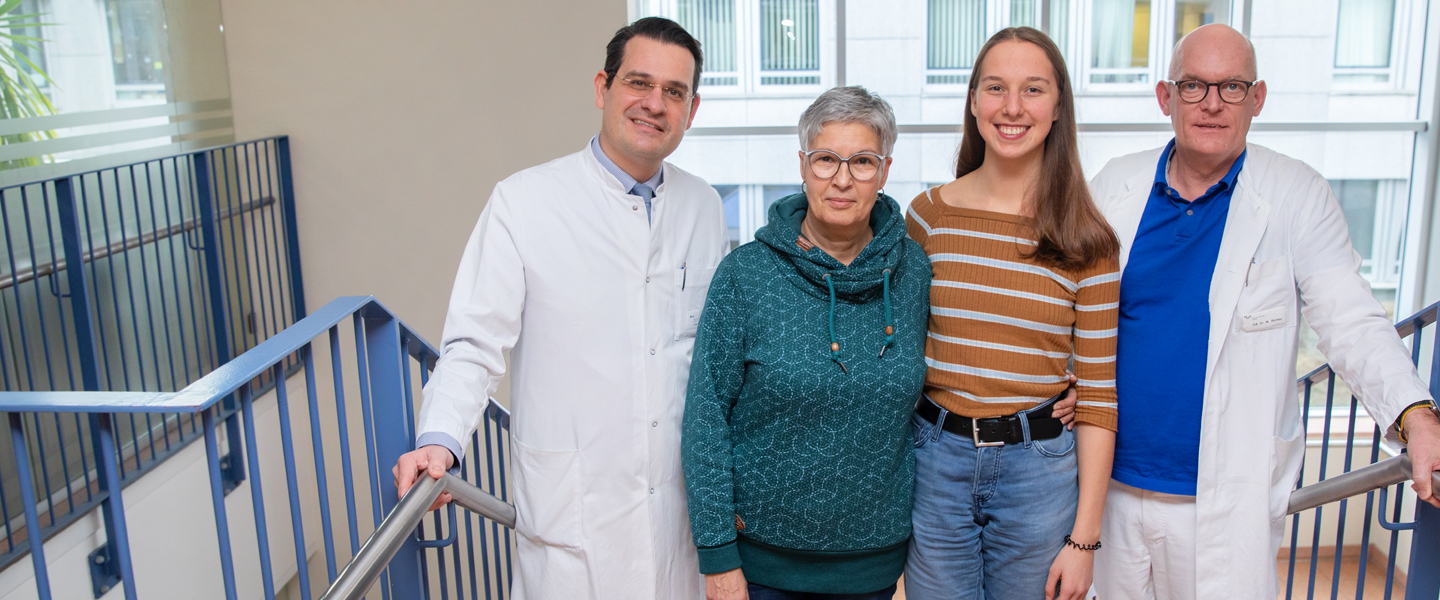 (von links) Professor Dr. Moritz Schmelzle mit Großmutter Eva (65), die ihrer Enkeltochter Johanna (21) eine Niere gespendet hat, und den Operateur Dr. Nicolas Richter. Copyright: Karin Kaiser/MHH