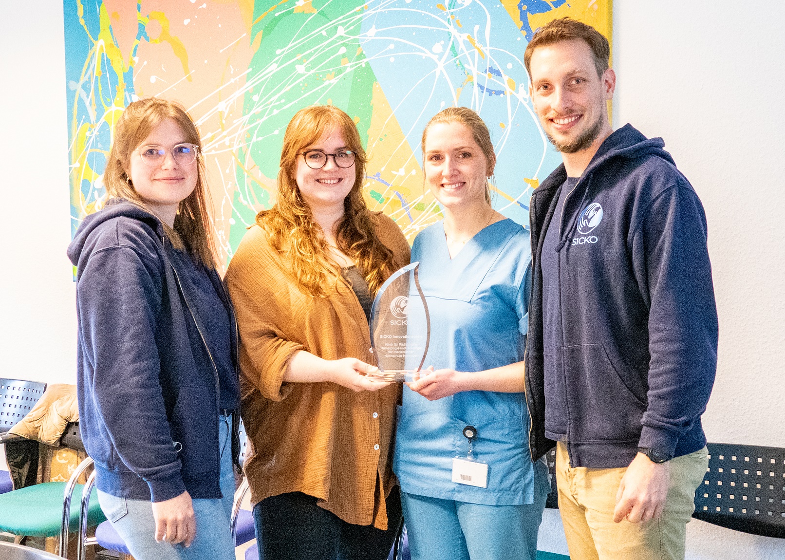 Die beiden Preisträgerinnen Dr. Natalie Palmaers und Laura Feuerhahn stehen mit Anna-Lena Herbach und Dr. Urs Mücke zusammen für ein Foto.