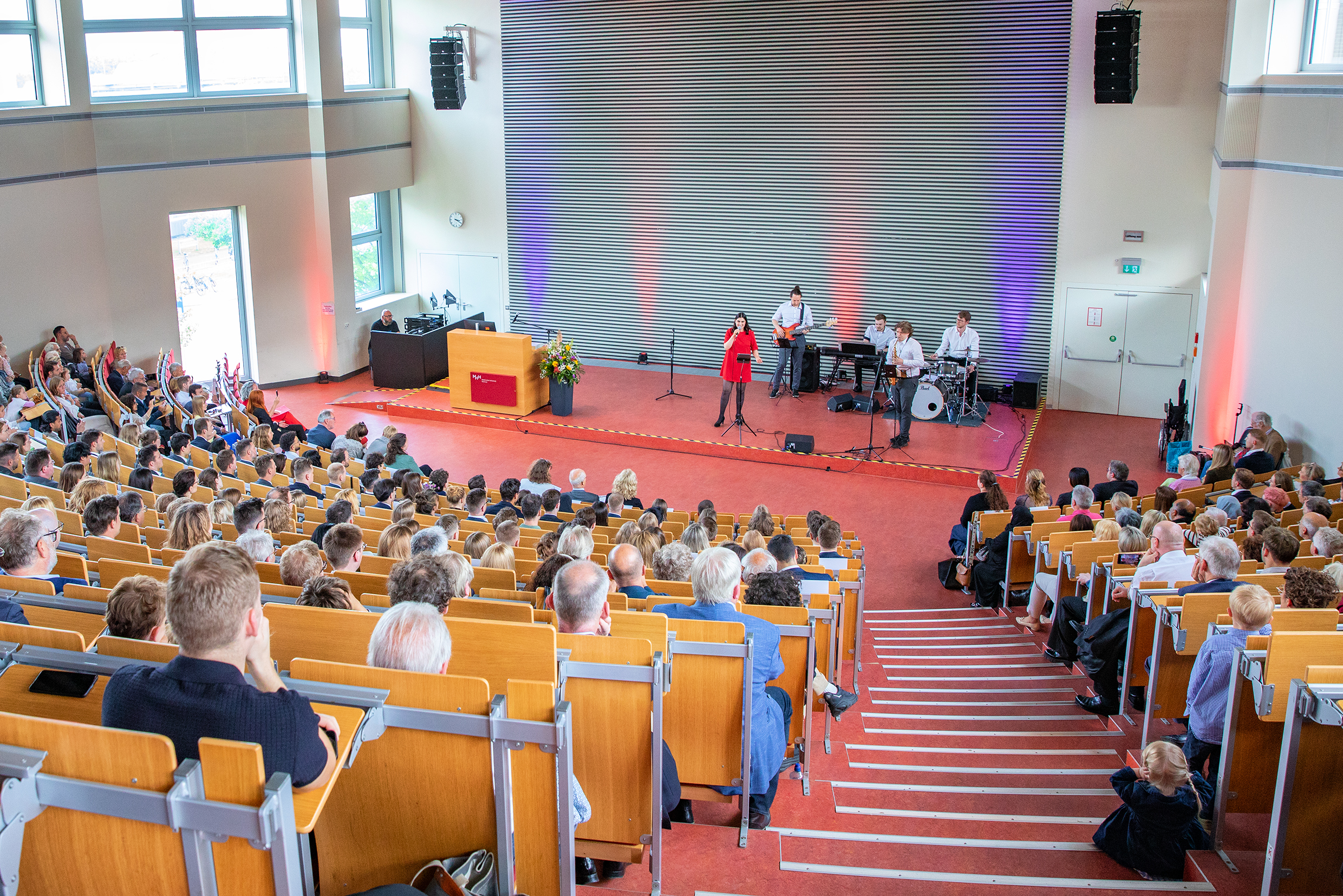 Copyright: Karin Kaiser / MHH Ein Blick in einen vollbesetzten Hörsaal.