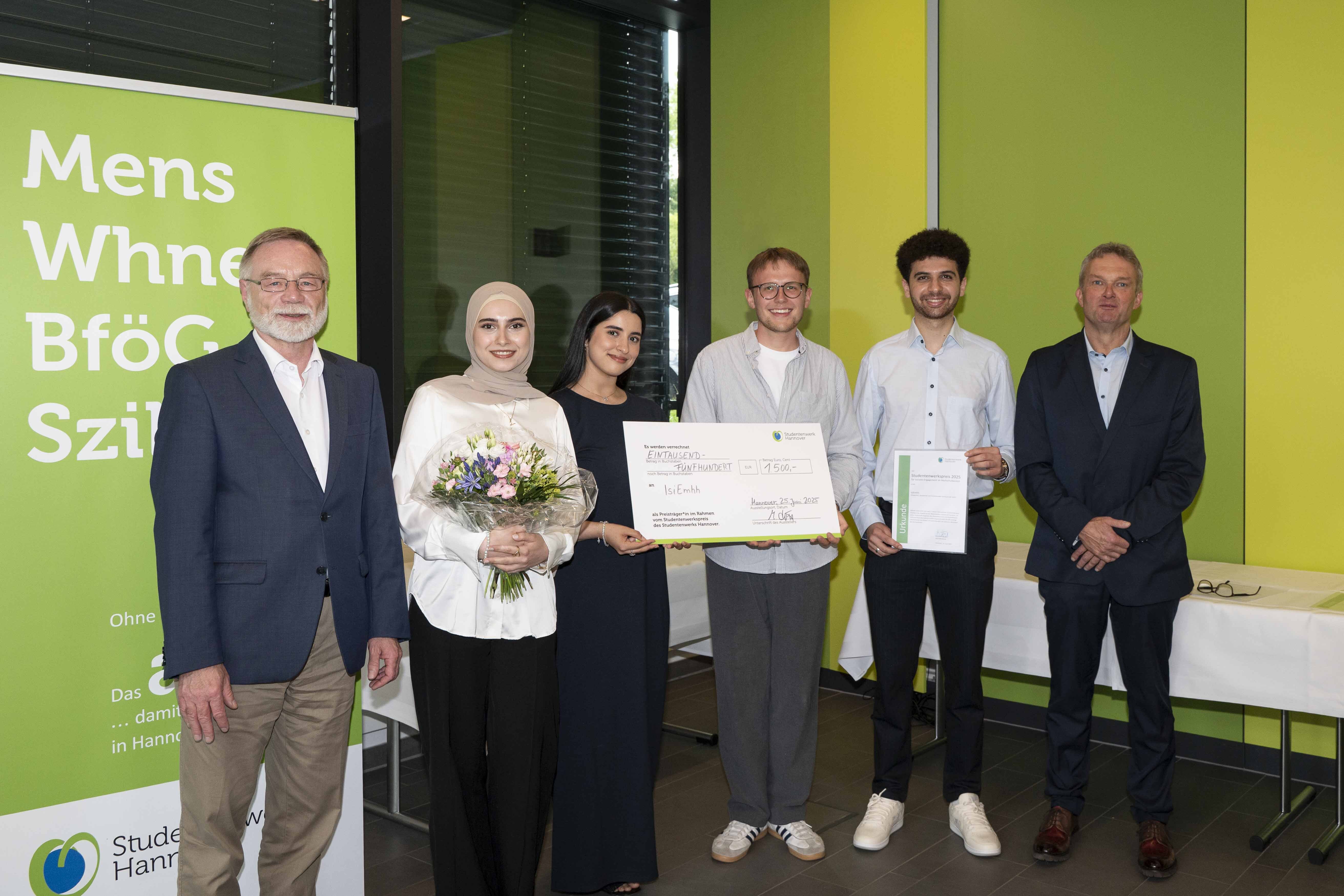 Professor Ingo Just steht für ein Gruppenfoto neben den Preisträgern von IsiEmhh: Sidrei Yassin Kassab, Nora Elouahabi, Laurids Matti Nieber und Kamel Zayed sowie Michael Knüppel, Leiter des Studentenwerks Hannover.