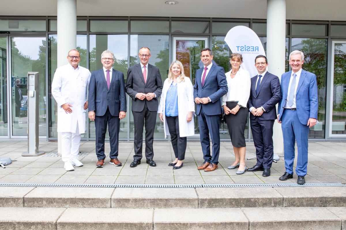 Bundeskanzler Friedrich Merz (Mitte) und Ministerpräsident Olaf Lies (2.v.l.) wurden von MHH-Präsidentin Professorin Denise Hilfiker-Kleiner, Wissenschaftsminister Falko Mohrs (rechts) und RESIST-Sprecher Professor Reinhold Förster im Hans-Borst-Zentrum begrüßt.