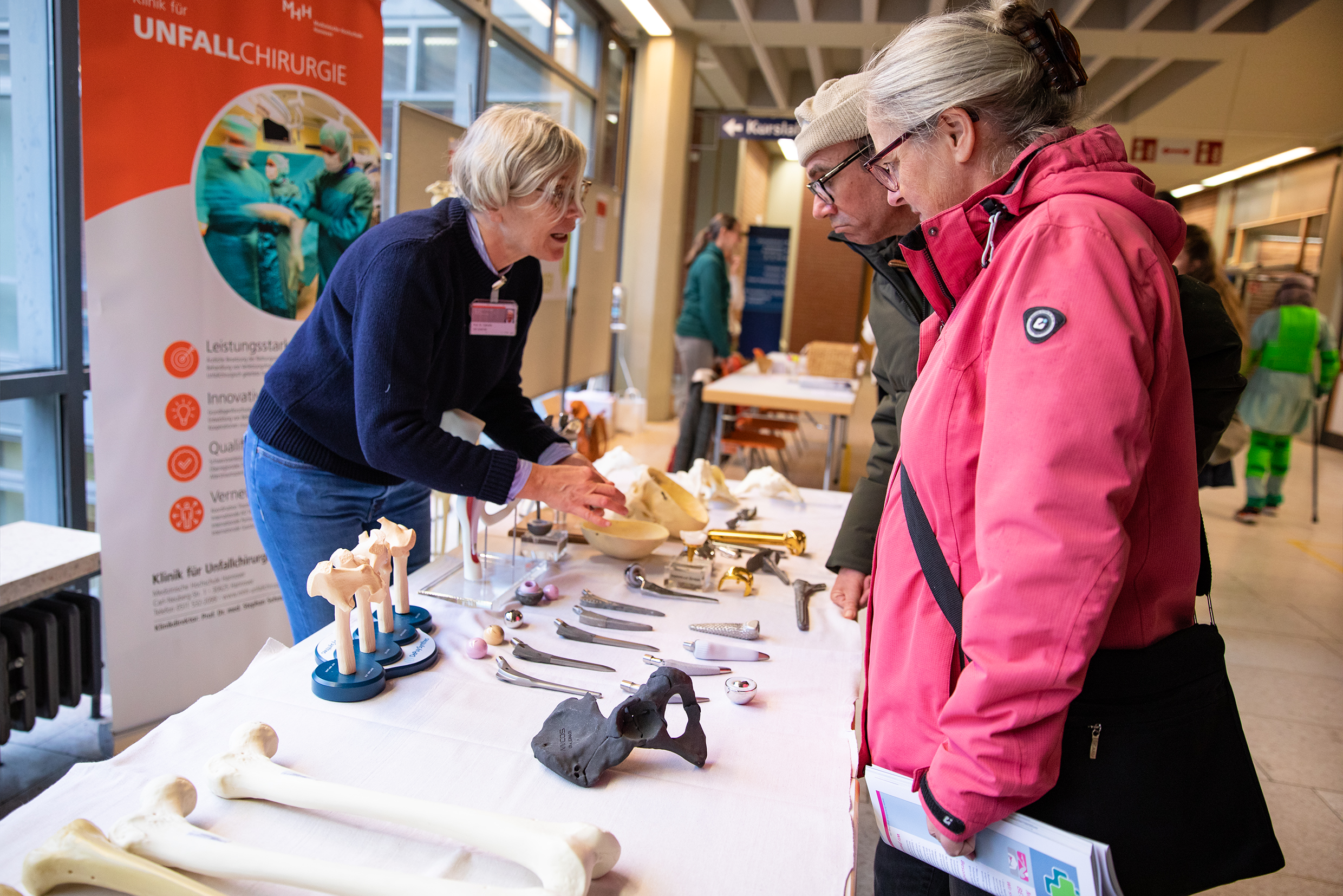 Ein Mann und eine Frau an einem Infostand mit künstlichen Gelenken. 
