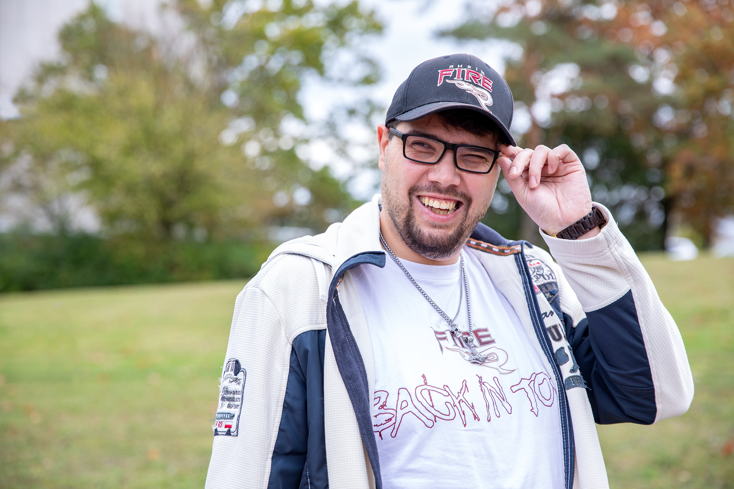Ein junger Mann mit Sporttrikot und Basecap.