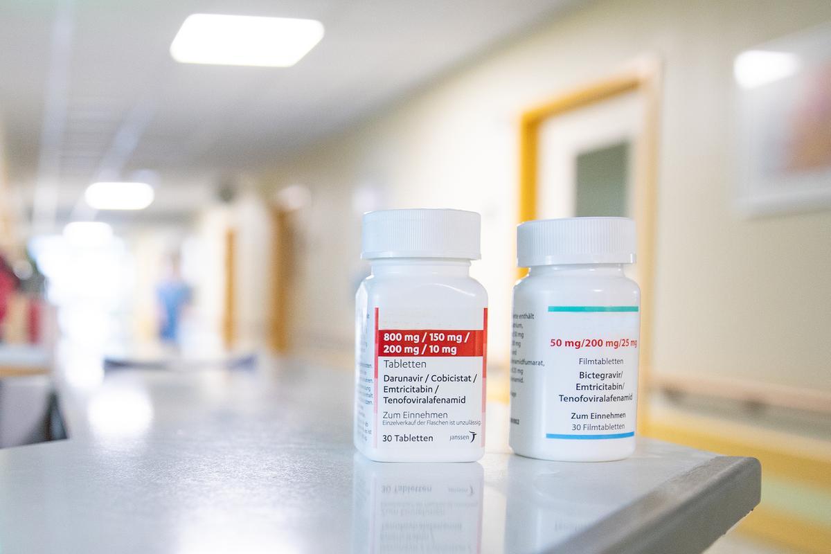 Zwei Medikamentenbehälter stehen auf einem Tisch in einem Stationsgang der MHH.