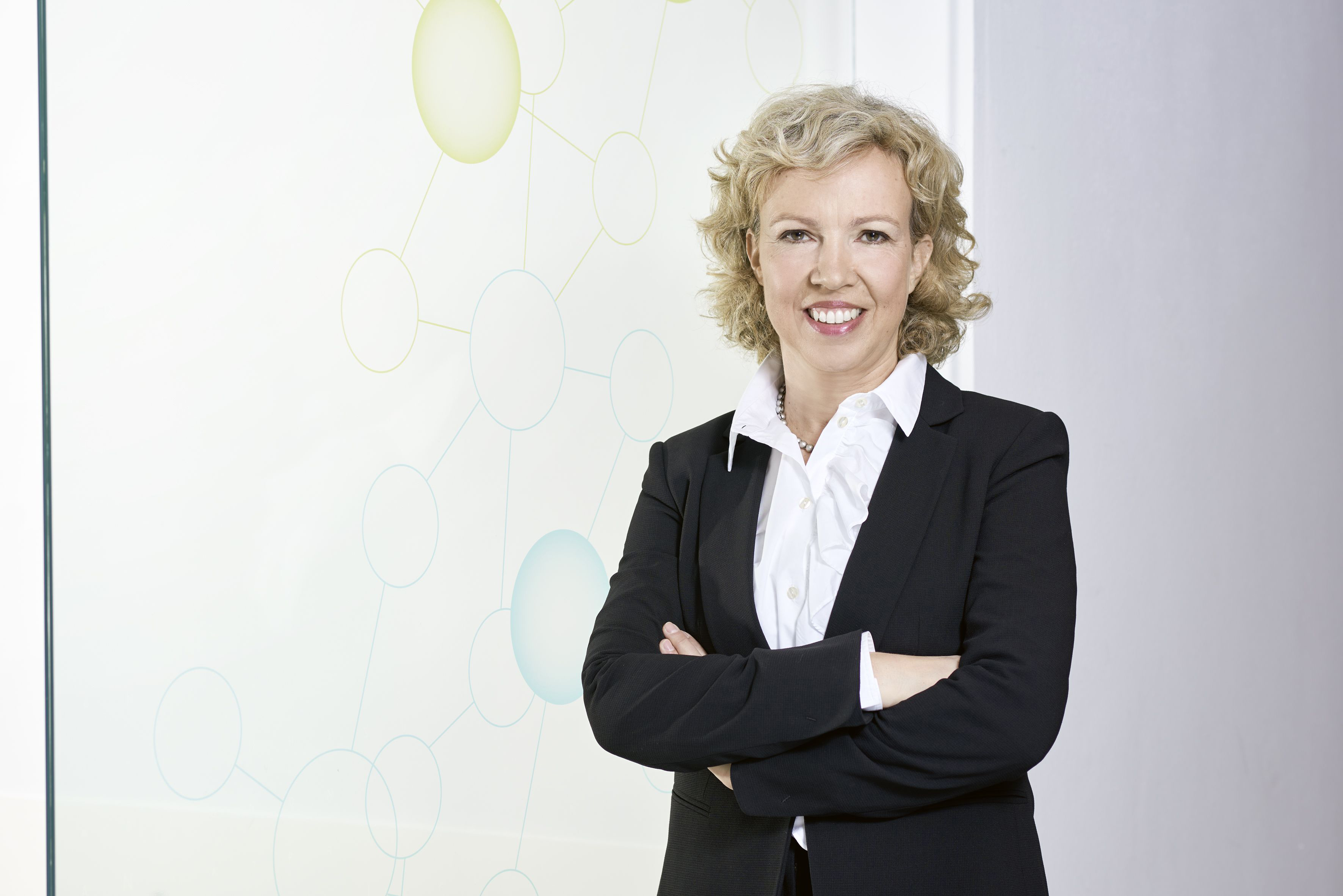 Professorin Meike Stiesch steht vor einer hellen Wand.