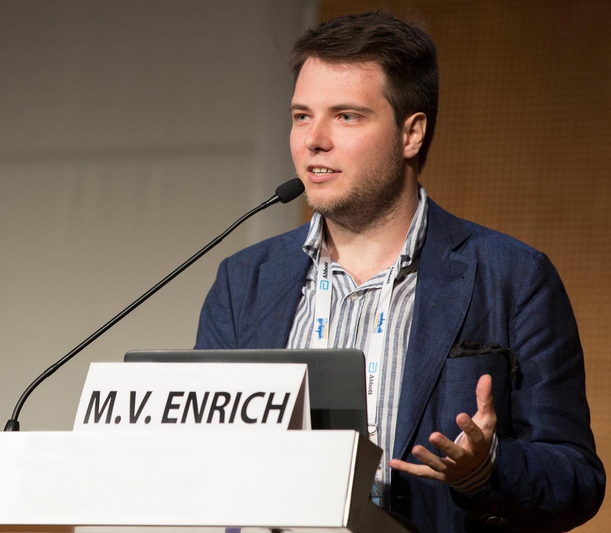 Marc Vives Enrich steht an einem Rednerpult und spricht.
