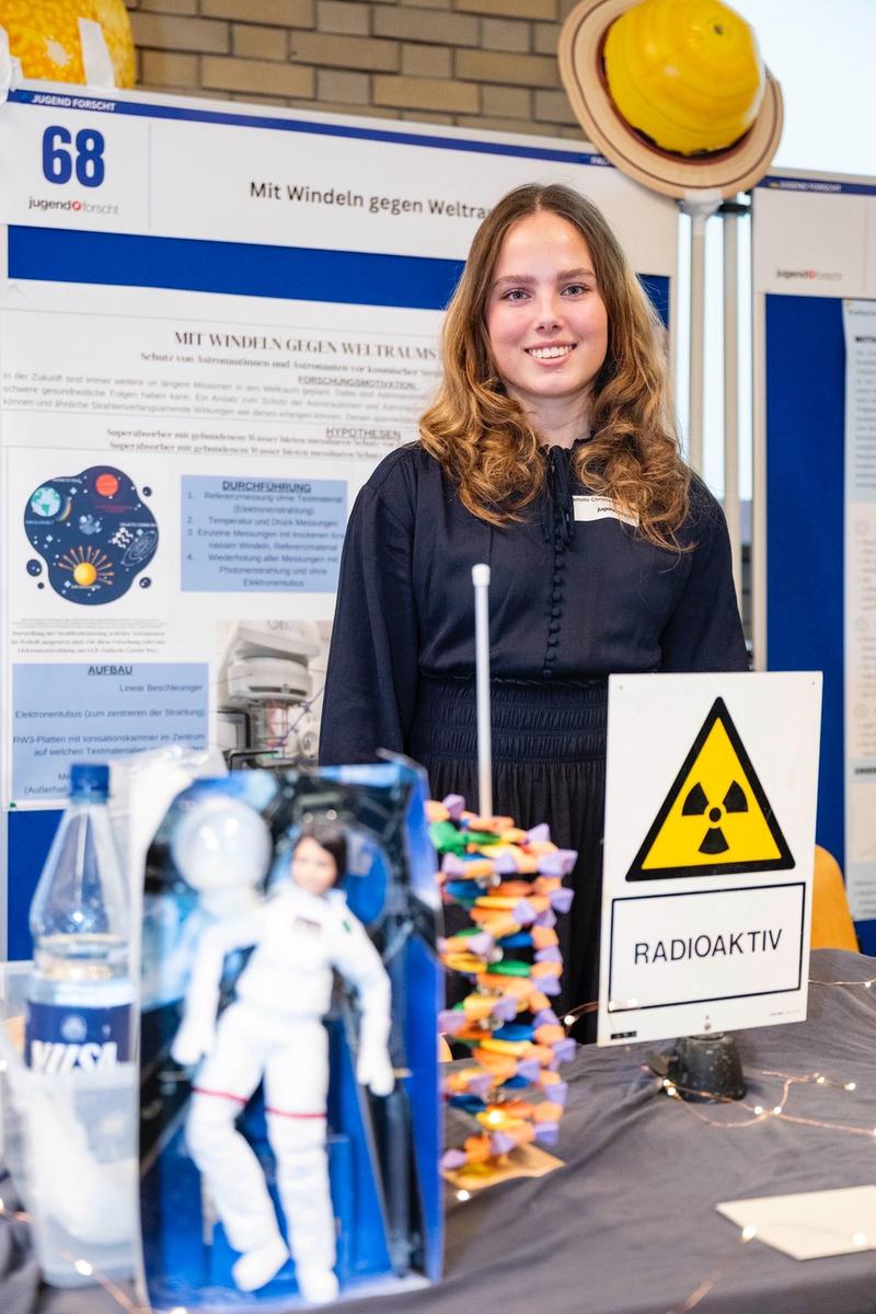 Charlotte Christiansen steht hinter ihrem Stand zum Projekt „Mit Windeln gegen Weltraumstrahlung“.