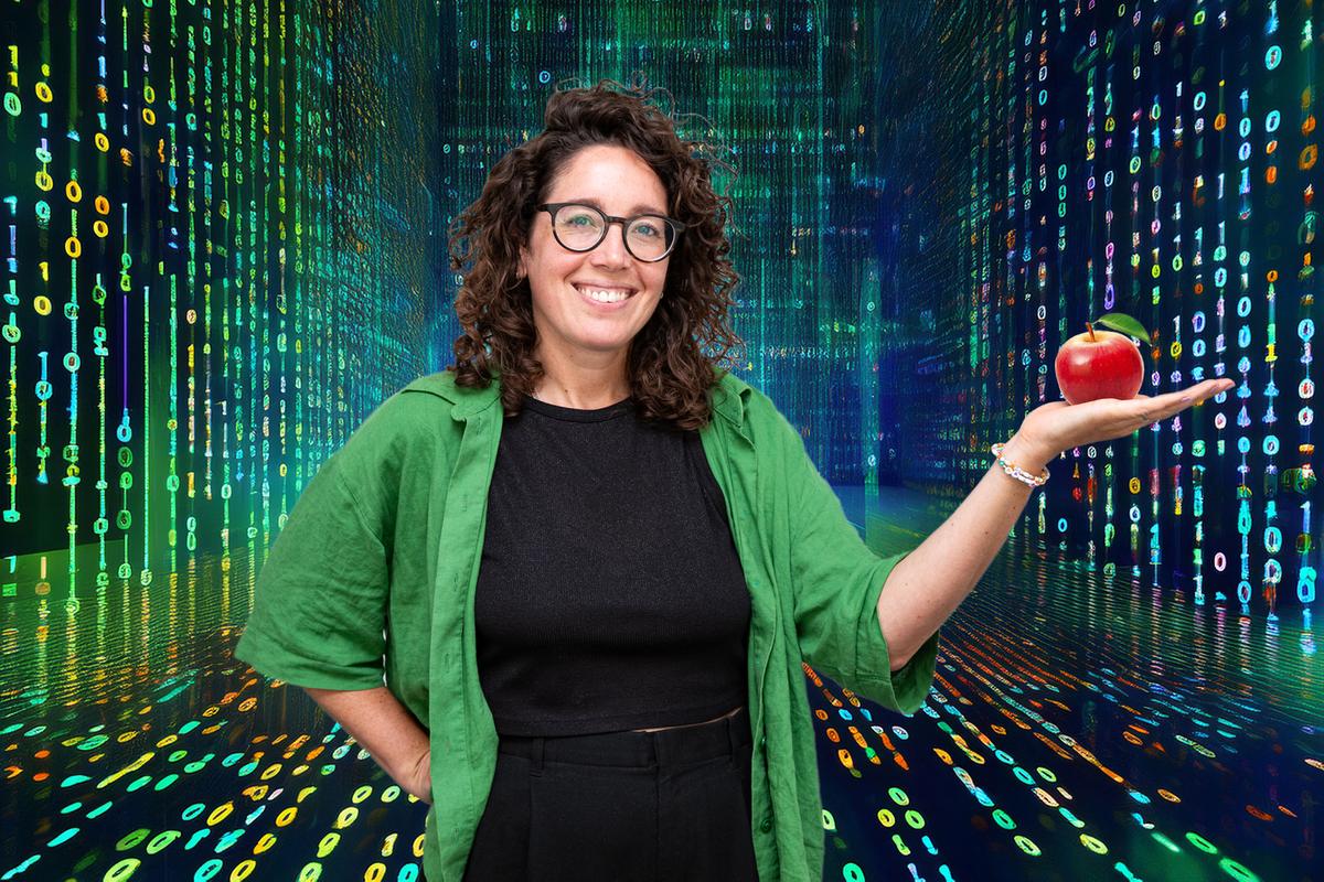 Eine Wissenschaftlerin steht in einem virtuellen Raum und hält einen Apfel in der Hand.