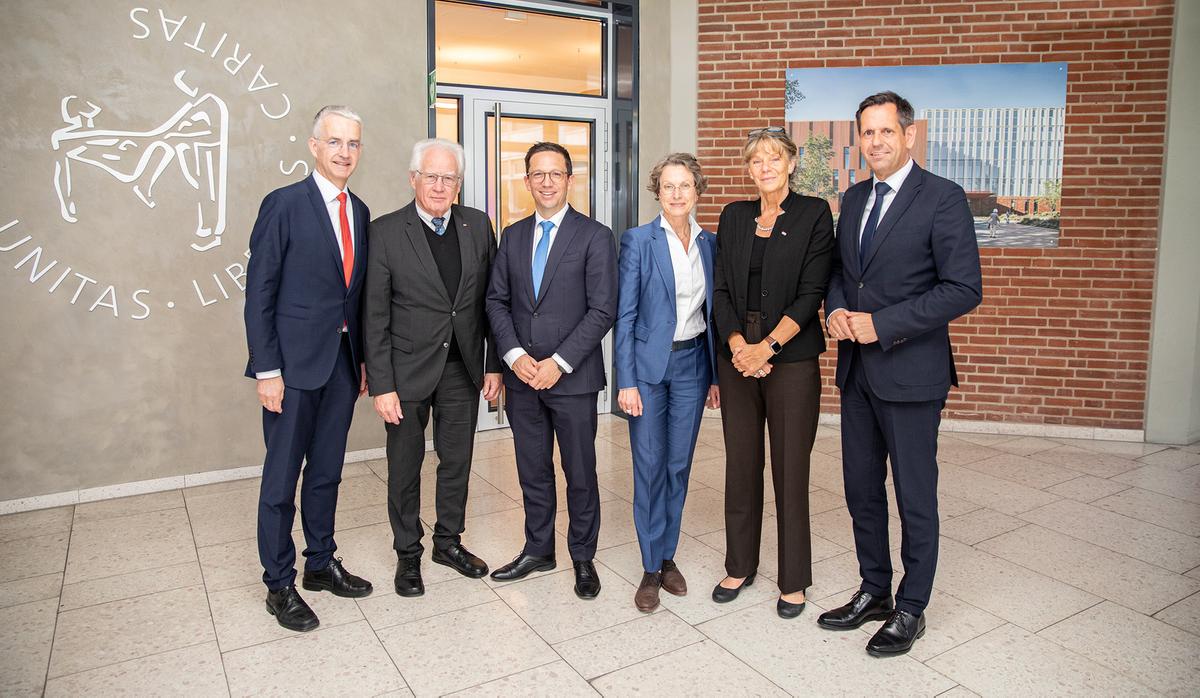 Sechs Personen stehen nebeneinander und schauen in die Kamera. Es handelt sich um MHH-Vizepräsident Professor Frank Lammert, den Hochschulratsvorsitzenden Dr. Josef Lange, Wissenschaftsminister Falko Mohrs, Vizepräsidentin Martina Saurin, MHH-Präsidentin Professorin Denise Hilfiker-Kleiner und Niedersachsens Ministerpräsident Olaf Lies.