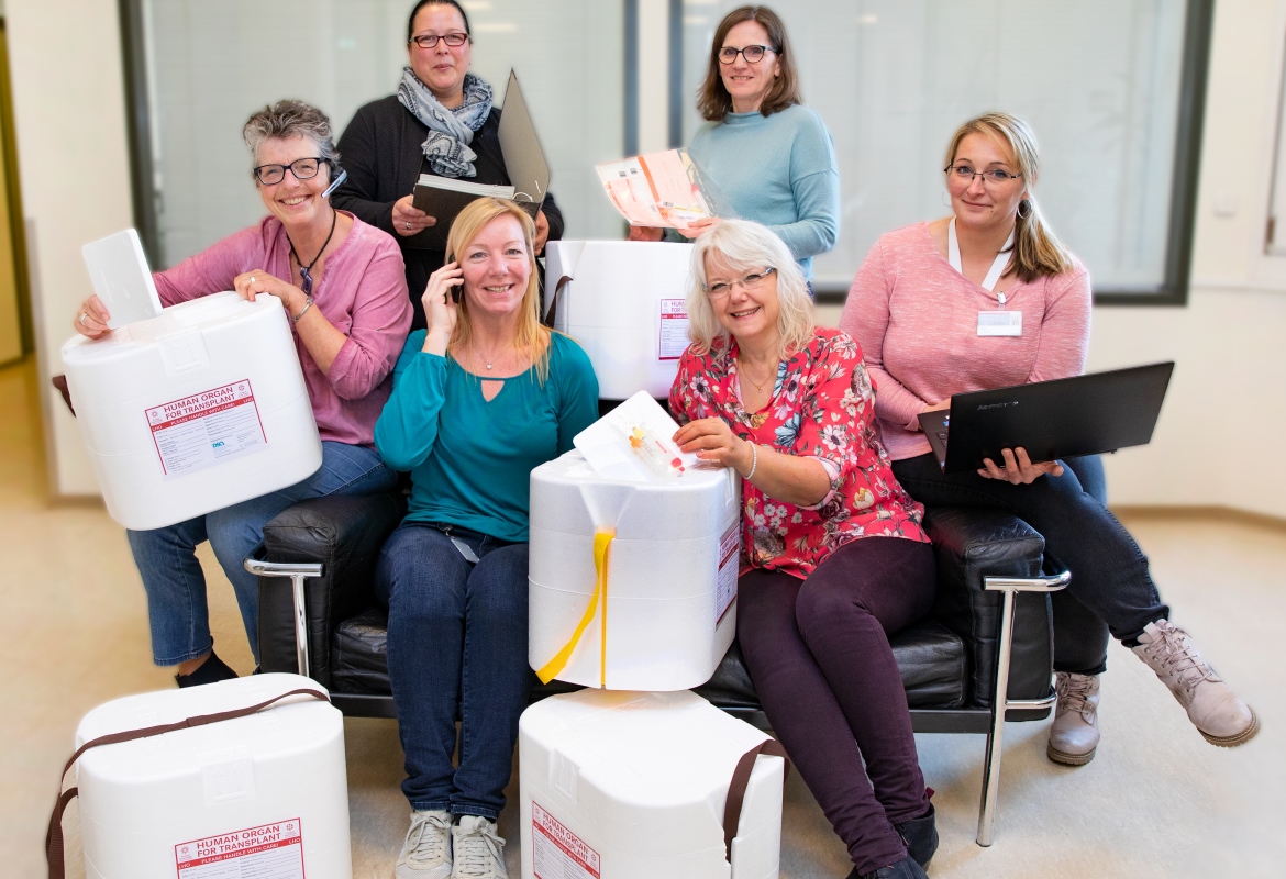 Fünf Frauen stehen oder sitzen und halten Organ-Transportboxen in den Händen. 