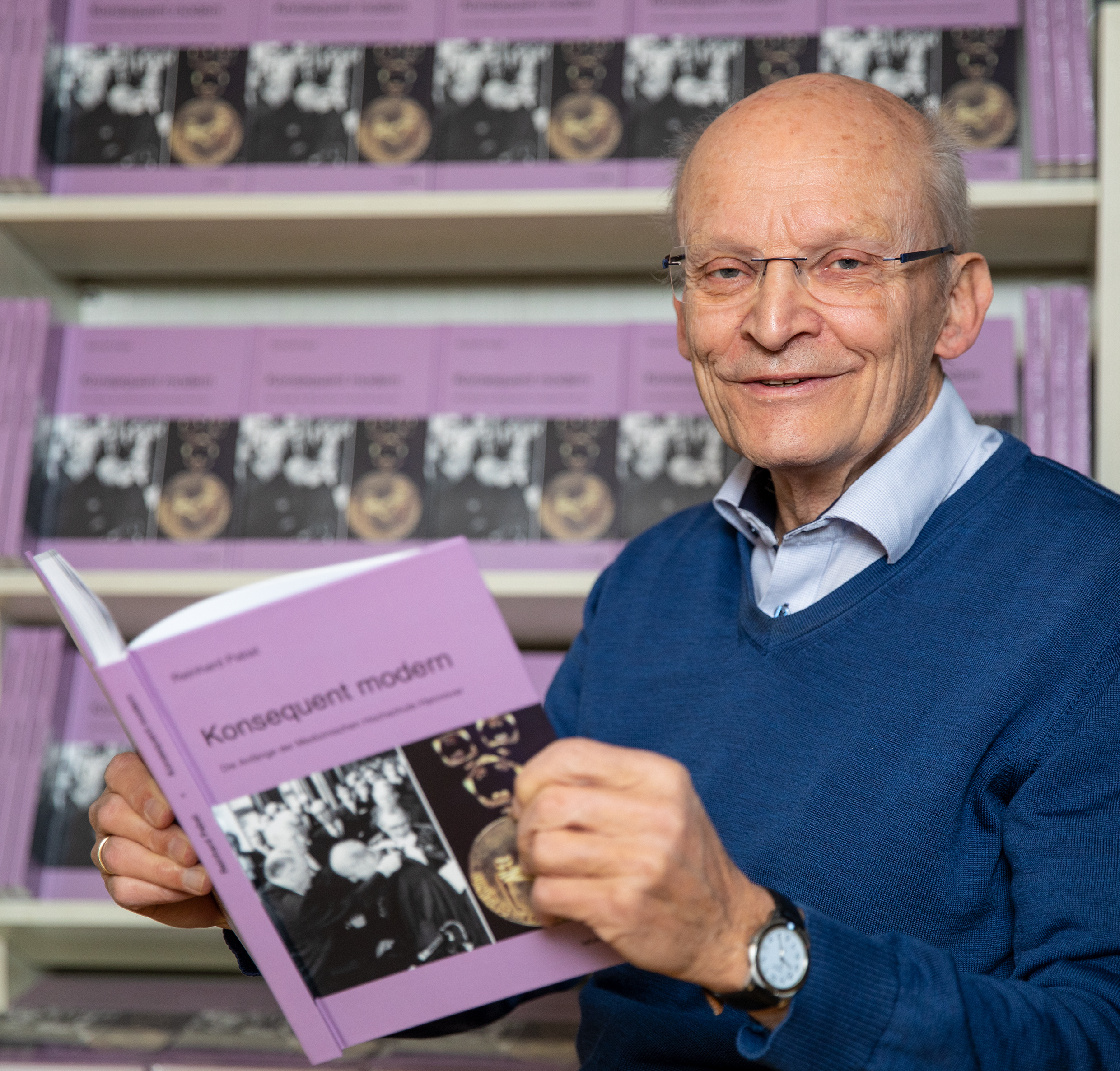 MHH-Professor Dr. Reinhard Pabst hält sein Buch über die Anfänge der Hochschule in den Händen. 