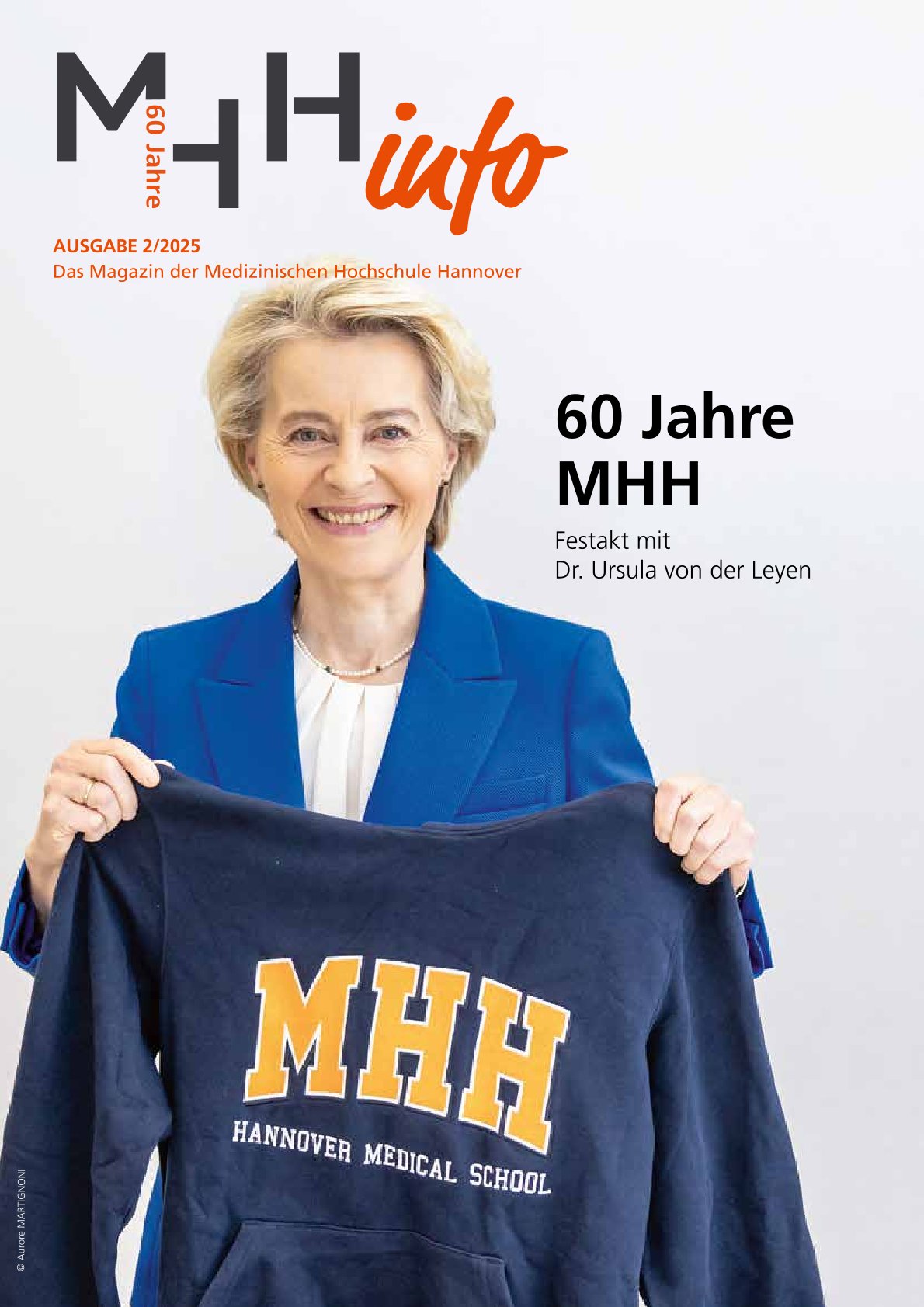 Titelbild des MHHinfo. Ursula von der Leyen lächelt und hält eine Hoodie mit dem Schriftzug MHH in beiden Händen.