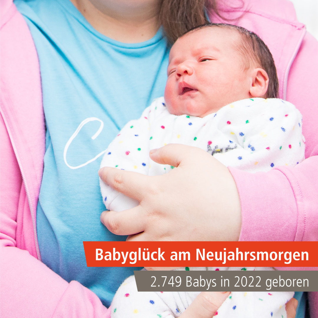 Neugeborenes wird im Arm gehalten, Grafik: Babyglück am Neujahrsmorgen, 2.749 Babys in 2022 geboren