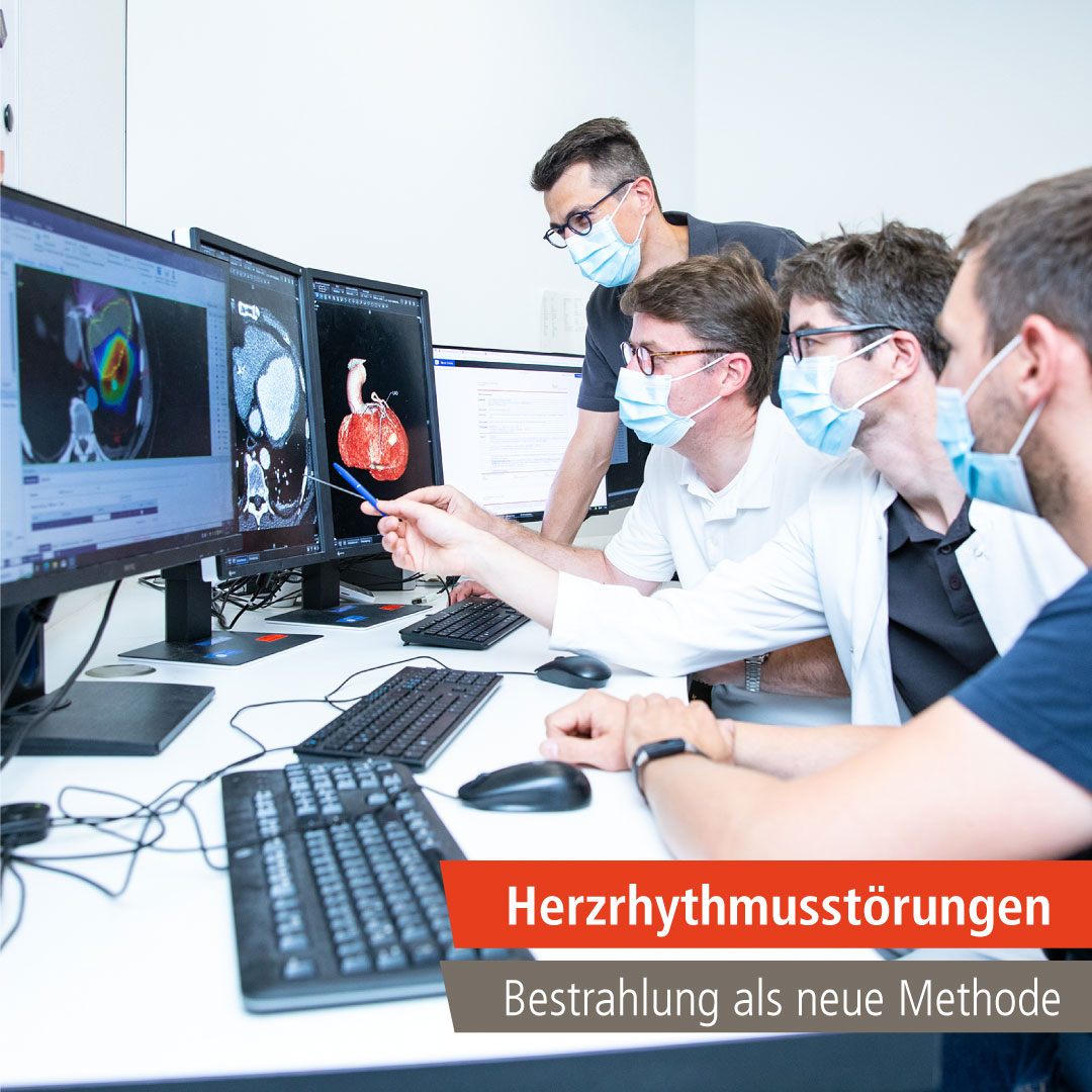 Das Team aus der Strahlentherapie und der Kardiologie schaut sich 3-D-Bilddaten an, mit deren Hilfe der Eingriff vorbereitet wird. 