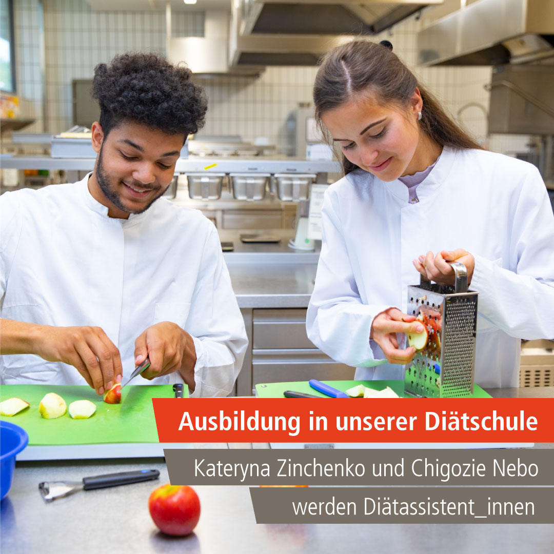 Chigozie Nebo und Kateryna Zinchenko stehen in der Lehrküche der Diätschule und bereiten Essen zu.