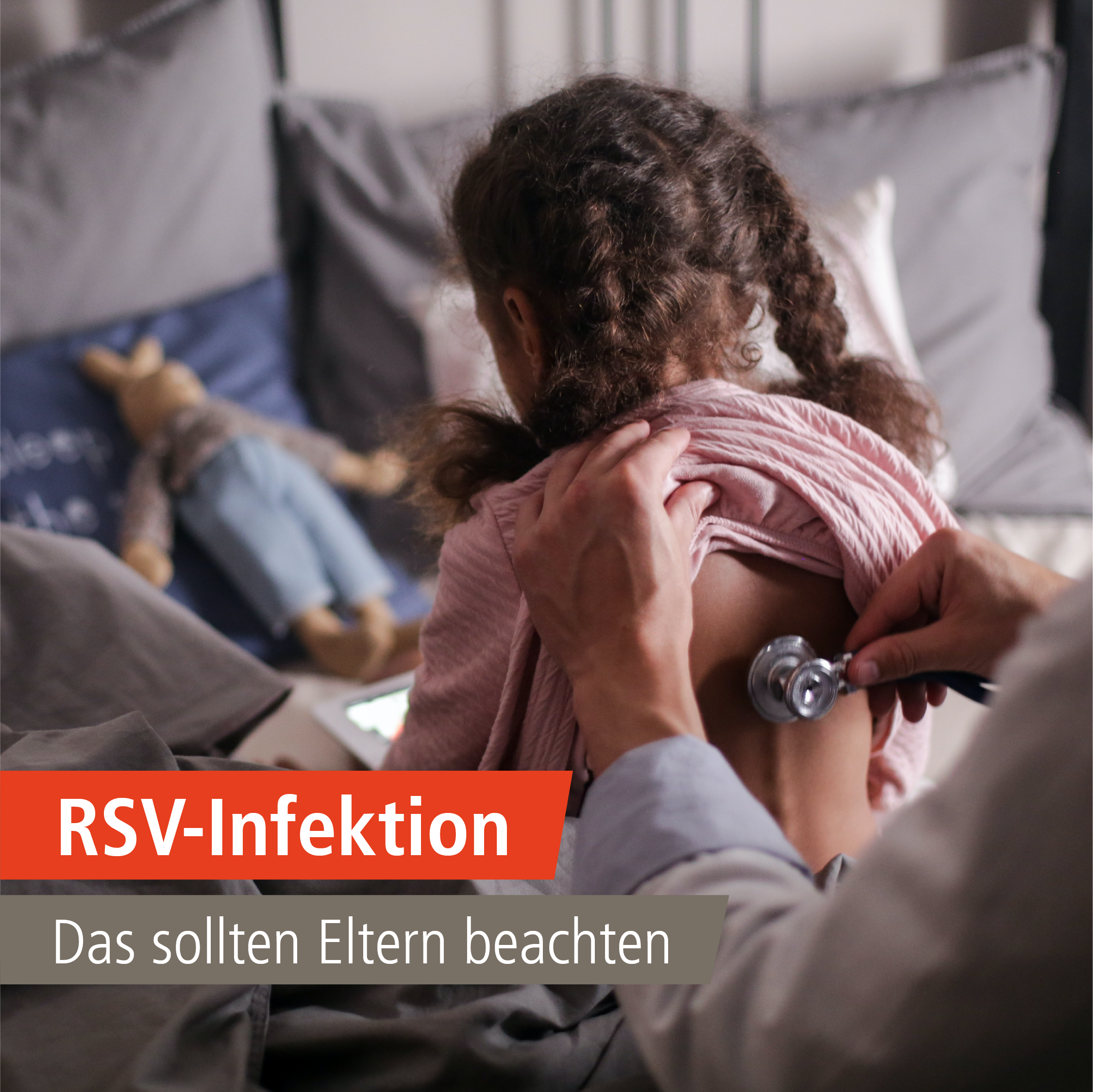 Kind wird mit Stethoskop abgehört, Grafik: RSV-Infektion: Das sollten Eltern beachten