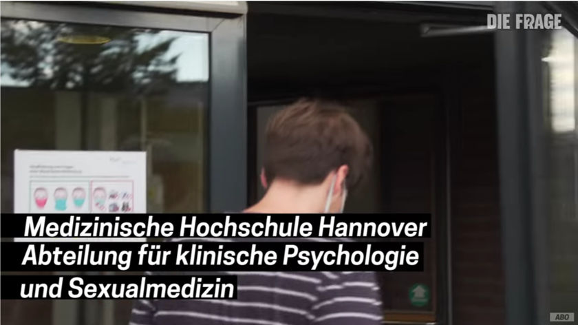 Ein Standbild aus dem Film mit der Beschriftung "Medizinische Hochschule Hannover. Abteilung für Klinische Psychologie und Sexualmedizin"