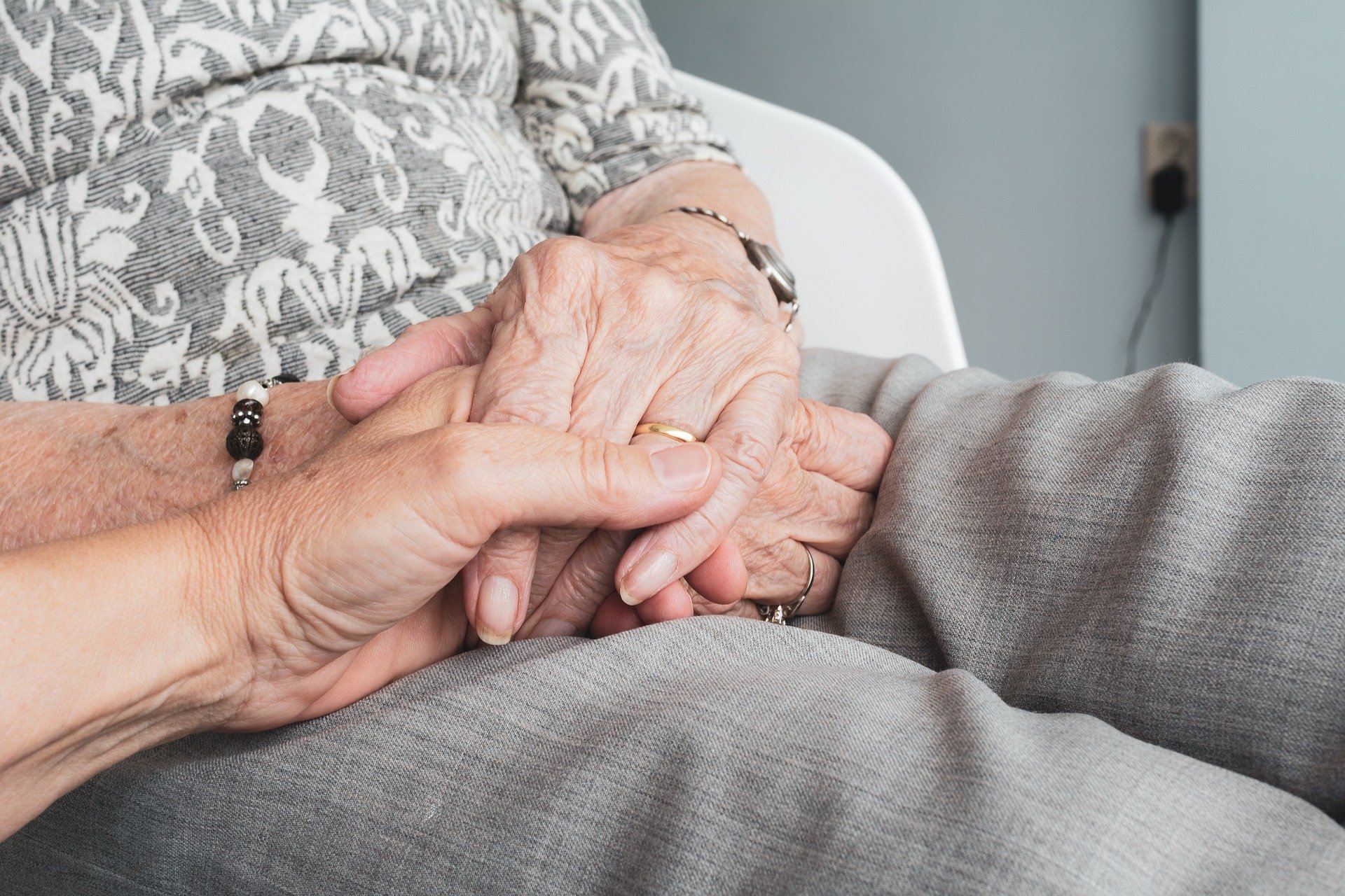 Ein Foto von zwei Händen älterer Personen.