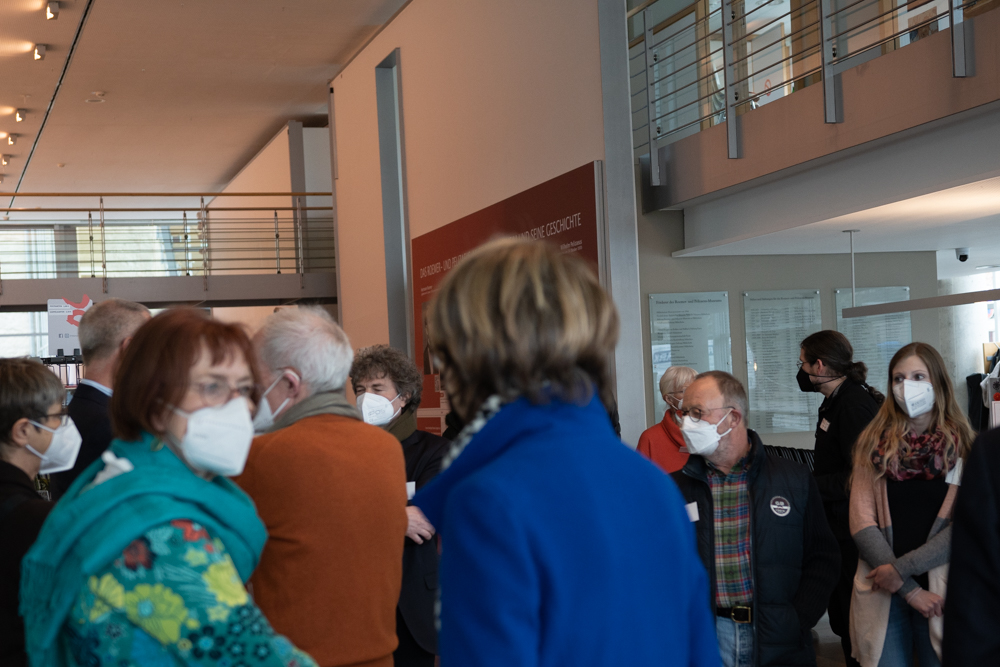 Die Gäste der Führung sammeln sich im Foyer.