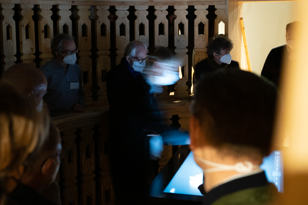 Die Besucher schauen sich im spärlich beleuchteten Theatrum Anatomicum um. 