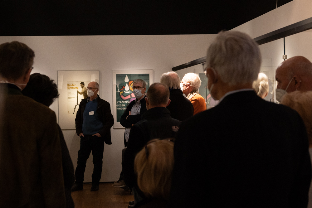 BesucherInnen stehen in einem Ausstellungsraum.