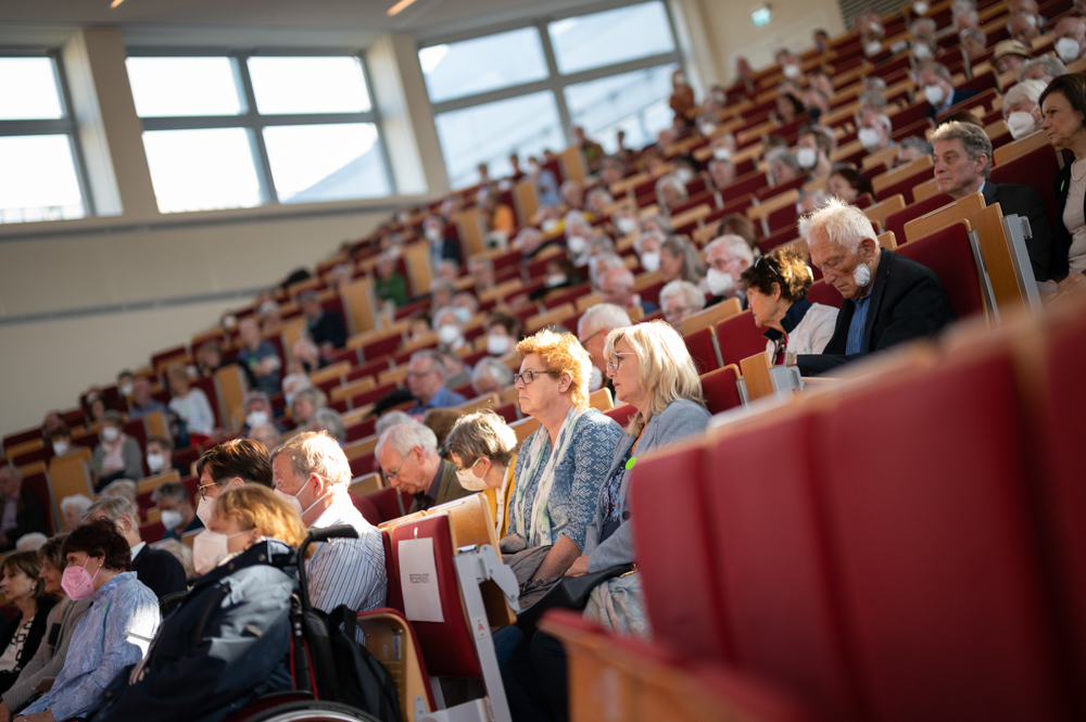 Blick in die Publikumsreihen in Hörsaal F.