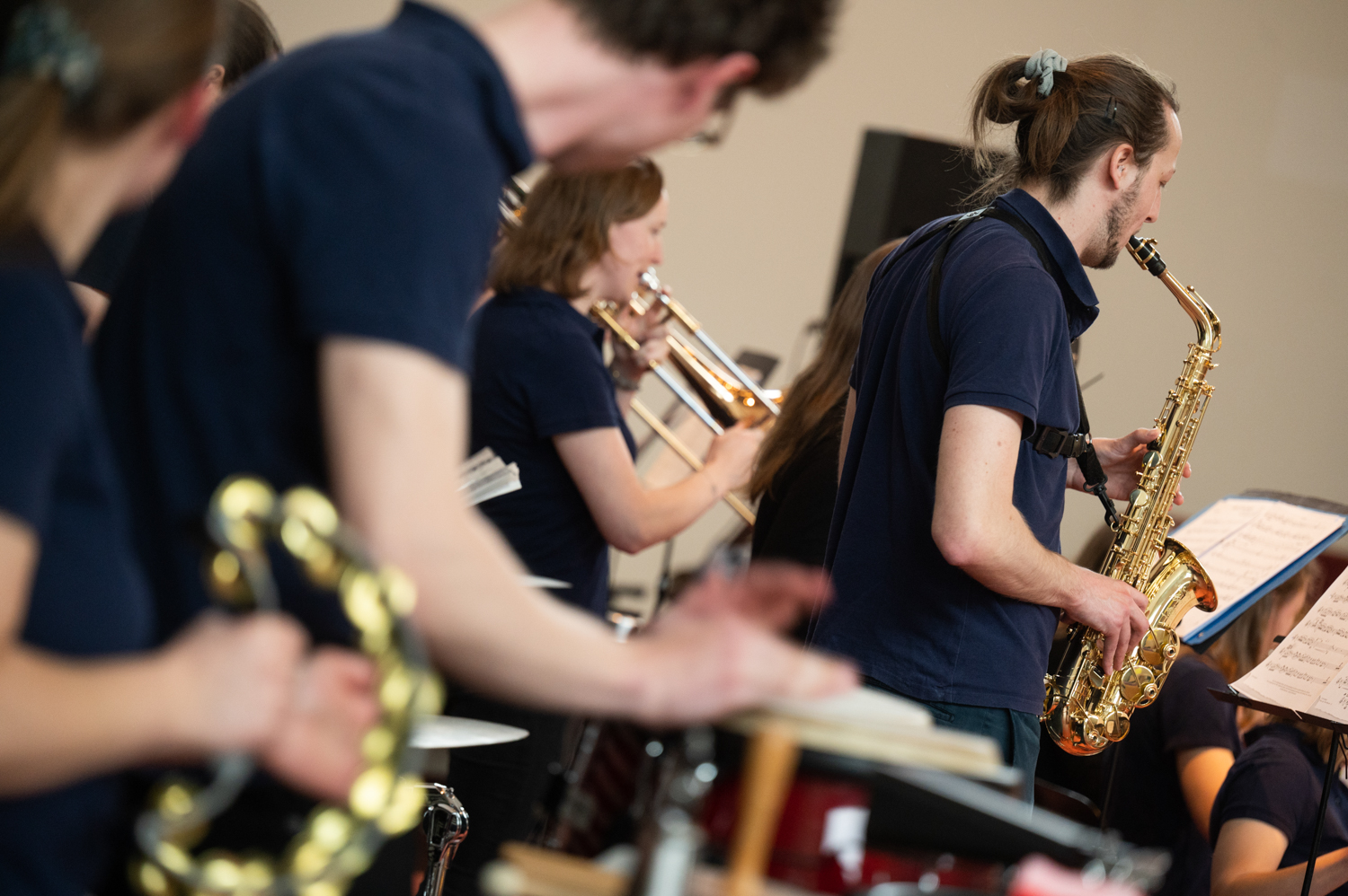 Nahaufnahme der Percussionst:innen mit Schellenring und Congas