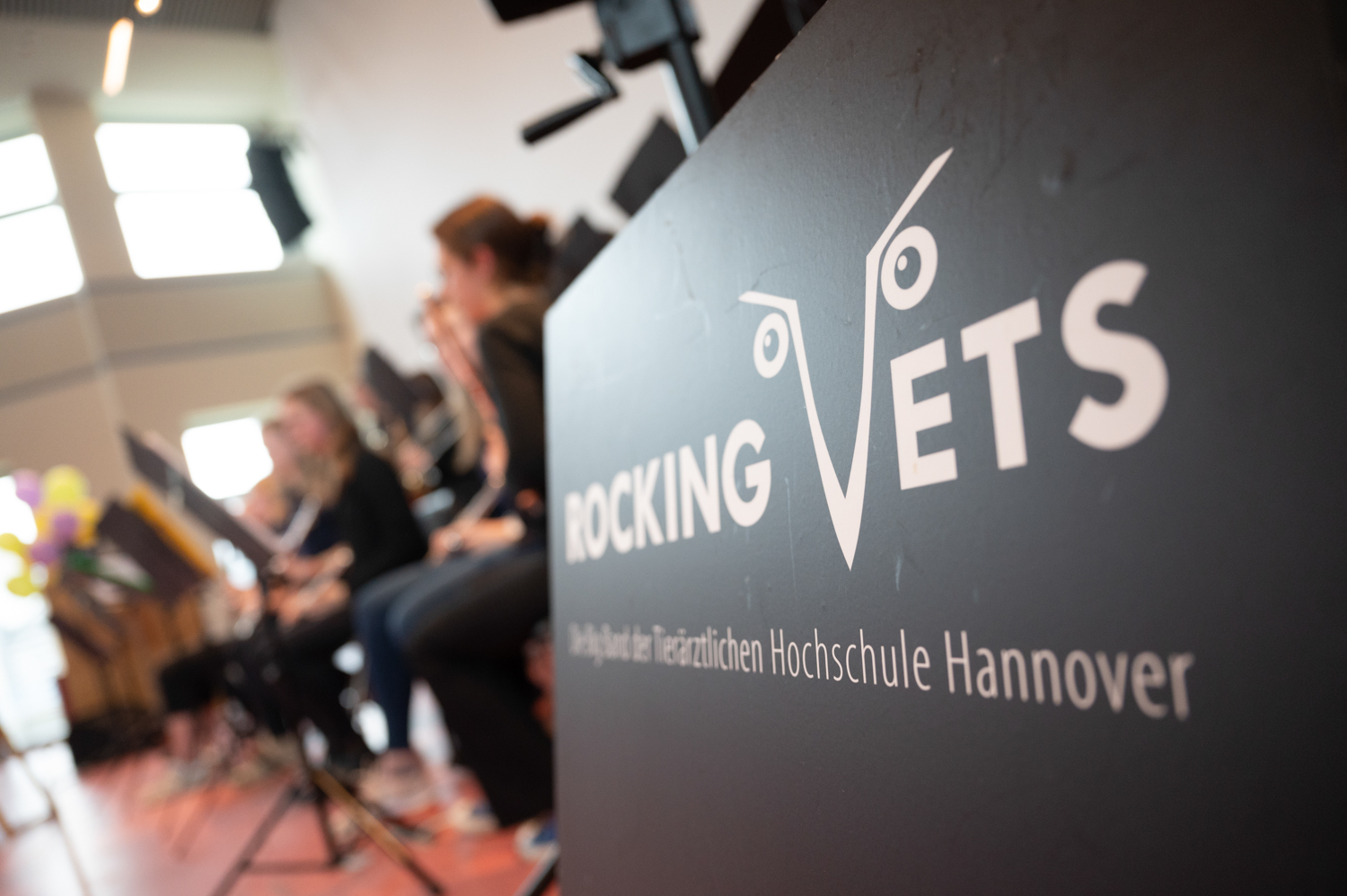 Nahaufname einer Holztafel mit dem Logo der Rocking Vets