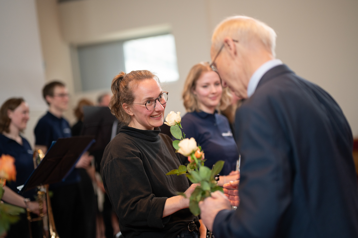 Professor Piepenbrock überreicht der Klarinettistin eine Rose.