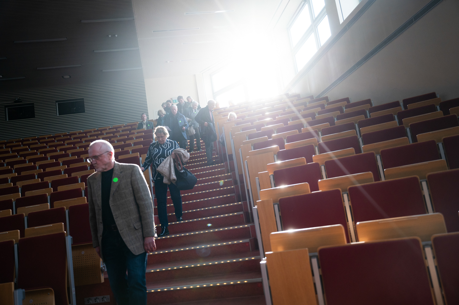 Einzelne Menschen gehen die Treppe hinunter.