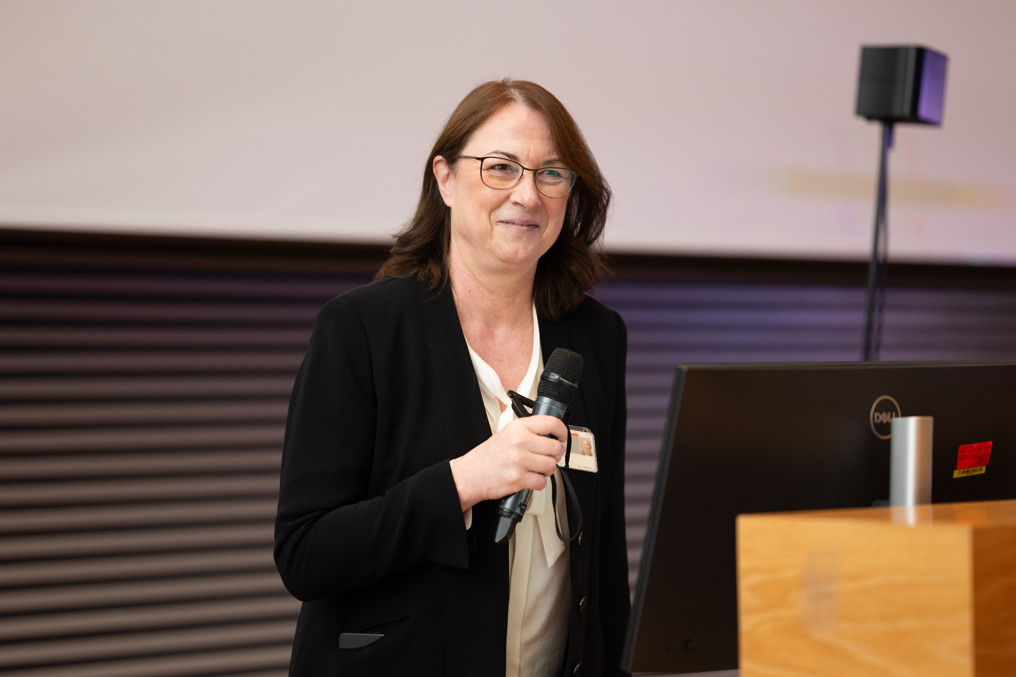 © Nico Herzog, Hannover Prof. Dr. de Zwaan mit Mikro auf der Bühne.