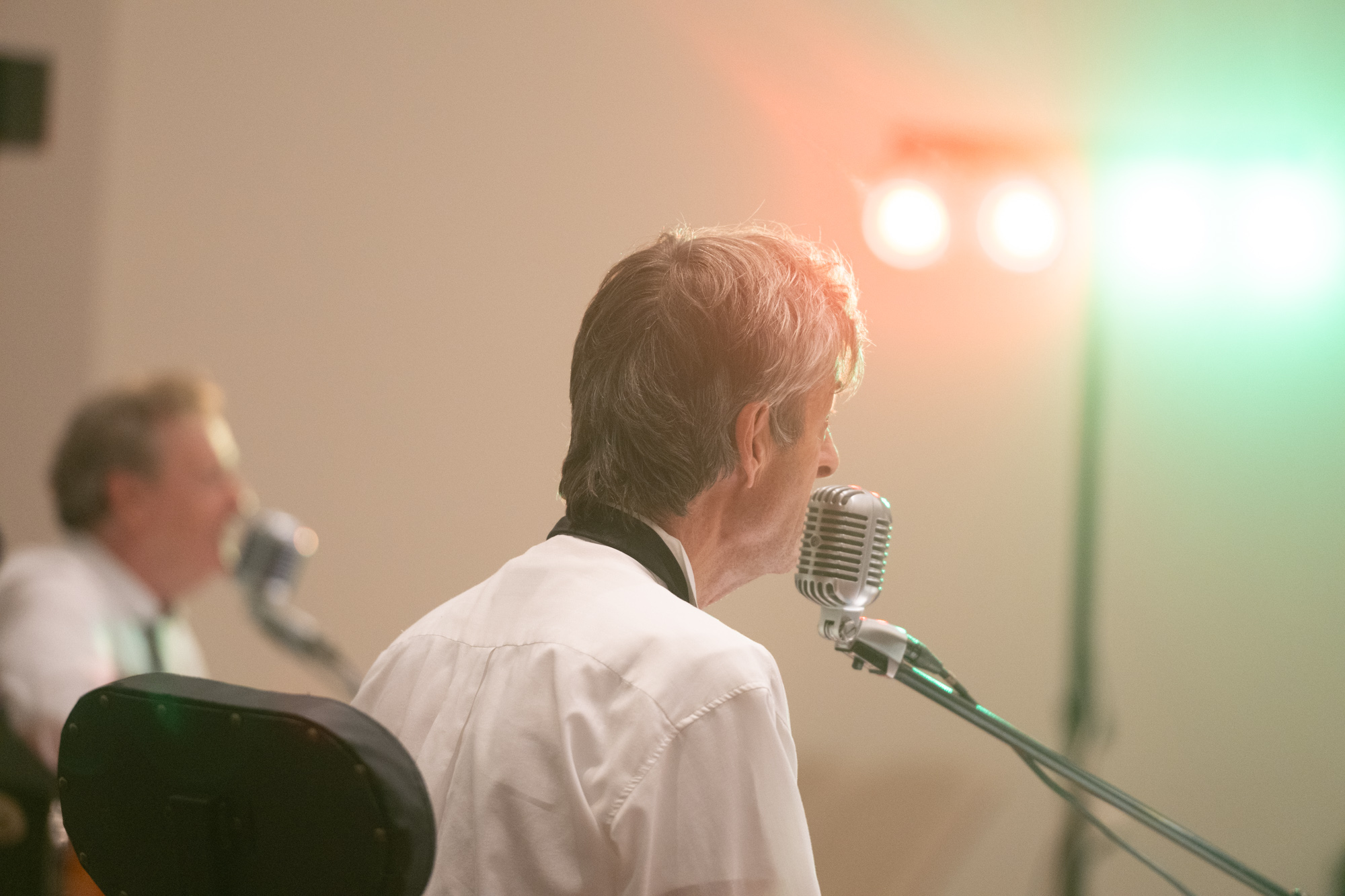 © Nico Herzog, Hannover Die beiden Musiker sitzen im Gegenlicht eines Scheinwerfers.