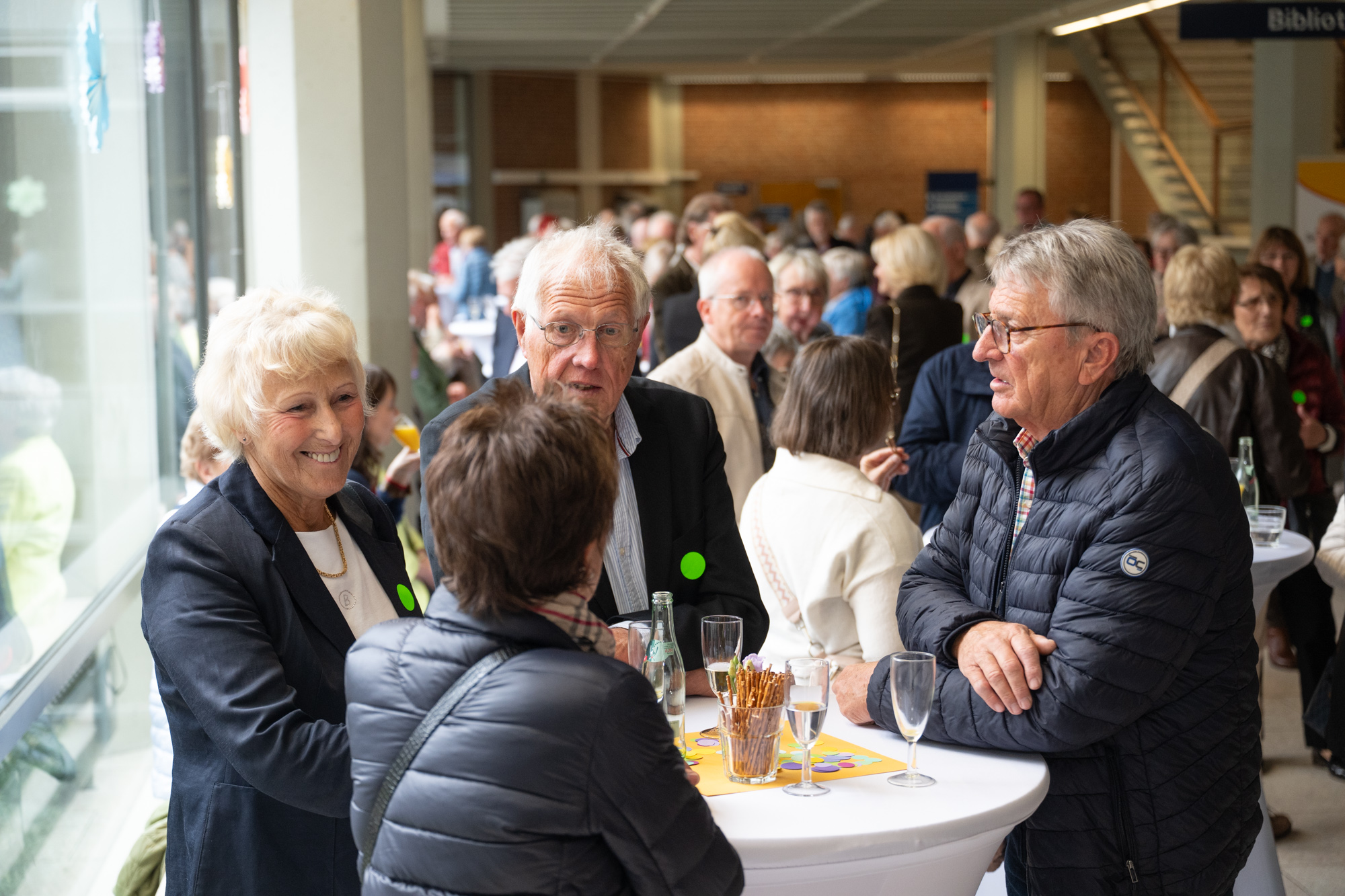 © Nico Herzog, Hannover Die Gäste trinken vor dem Konzert an Stehtischen Sekt und O-Saft.