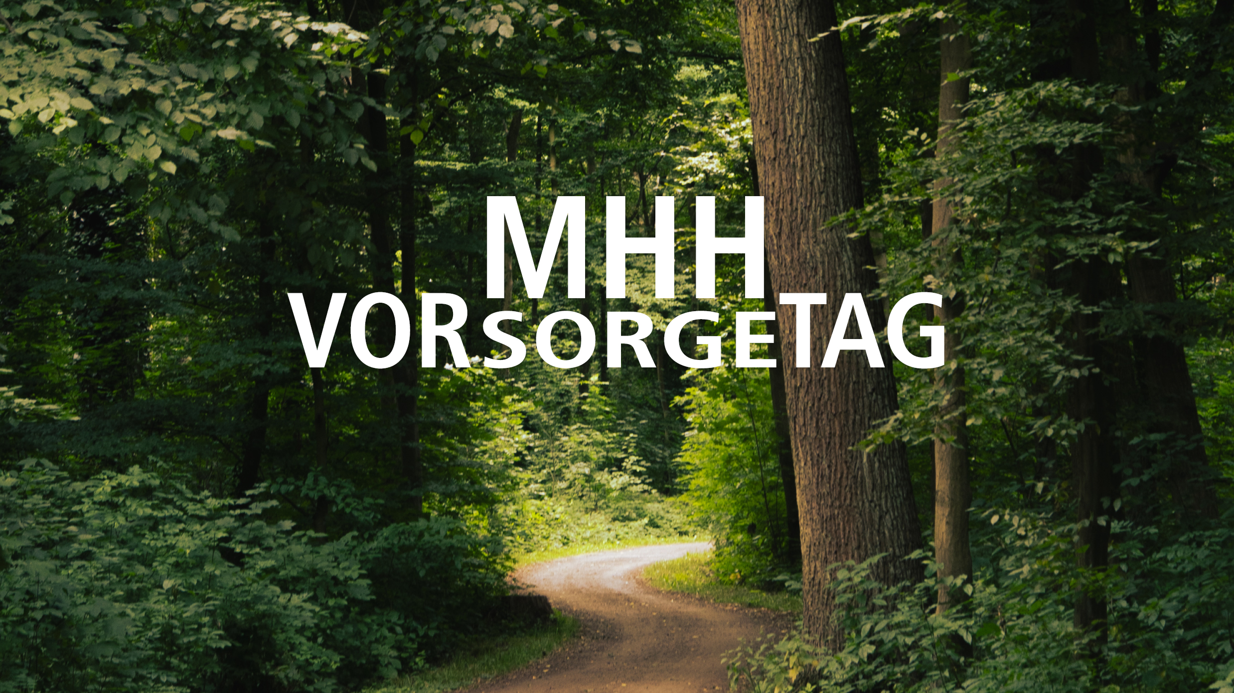Am Ende eines Waldweges wird es heller. Auf diesem Bild steht die Schrift "MHH-Vorsorgetag". 