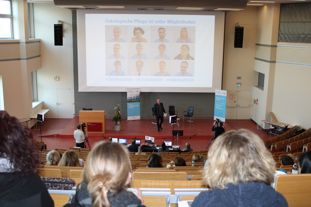 Blick über die Schultern der Teilnehmenden Richtung Leinwand