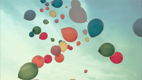 Bunte, in den Himmel aufsteigende Luftballons.