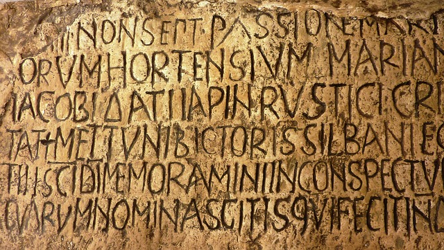 Steintafel mit lateinischer Schrift