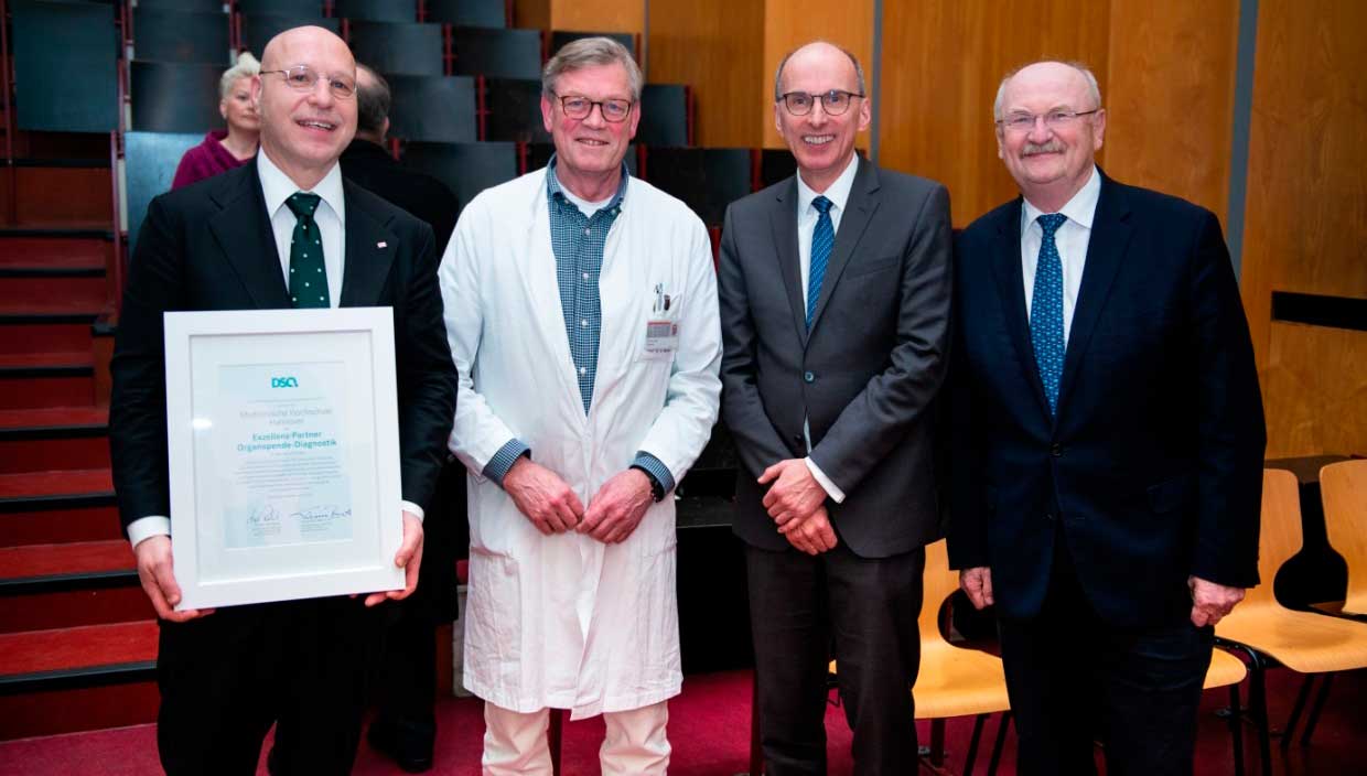 „Exzellente Partner“: Professor Rainer Blasczyk mit Urkunde, Professor Axel Haverich, Dr. Axel Rahmel und Professor Michael Manns (von links). Copyright: medJunge/MHH