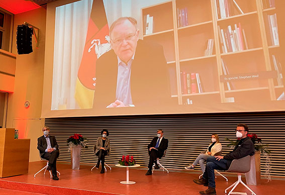 Foto von der Podiumsdiskussion bei der Adventsvorlesung 2020; Copyright: MHH/Tx-Zentrum/Kayser