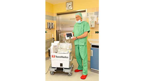 Professor Dr. Axel Haverich neben einem Organ Care System; Copyright: Karin Kaiser/Kommunikation/MHH