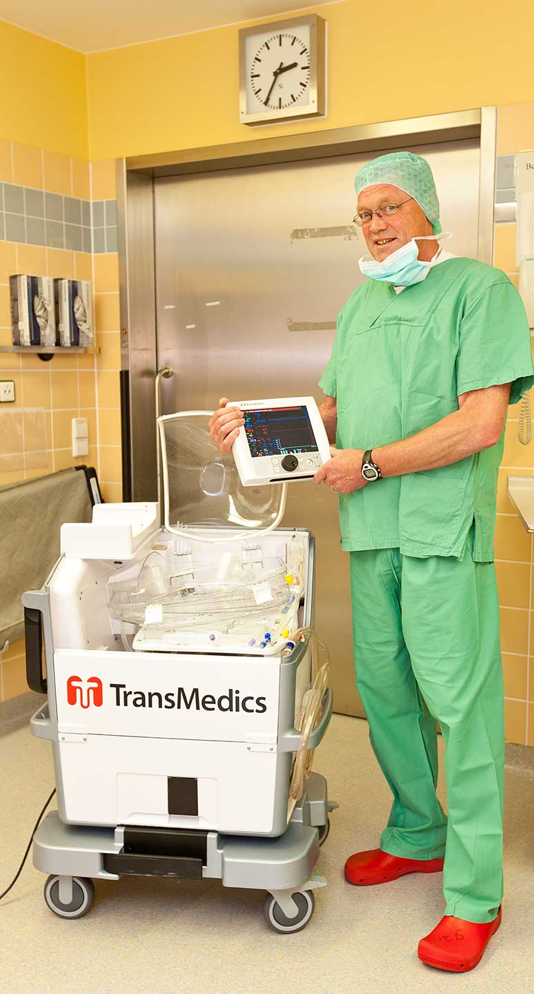 Professor Dr. Axel Haverich neben einem Organ Care System; Copyright: Karin Kaiser/Kommunikation/MHH