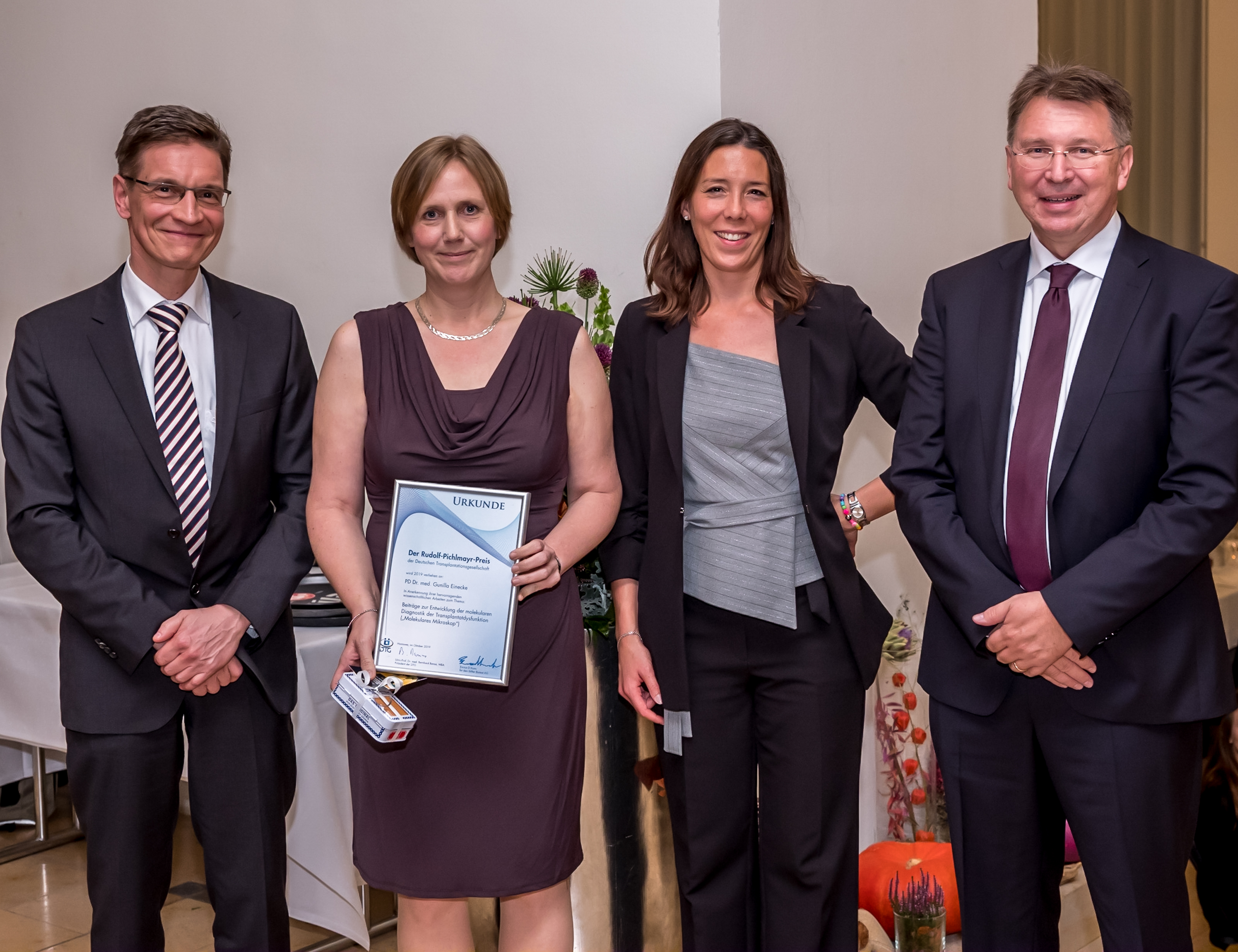 (v.li.) DTG-Präsident Prof. Dr. Christian Strassburg, PD Dr. Dr. Gunilla Einecke, Vertreterin der Firma Biotest (Preis-Sponsor), Past-Präsident Prof. Dr. Bernhard Banas Copyright: Thomas Hauss/K.I.T. Group GmbH Dresden