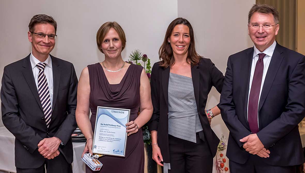 (v.li.) DTG-Präsident Prof. Dr. Christian Strassburg, PD Dr. Dr. Gunilla Einecke mit Urkunde, Vertreterin der Firma Biotest (Preis-Sponsor), Past-Präsident Prof. Dr. Bernhard Banas Copyright: Thomas Hauss/K.I.T. Group GmbH Dresden