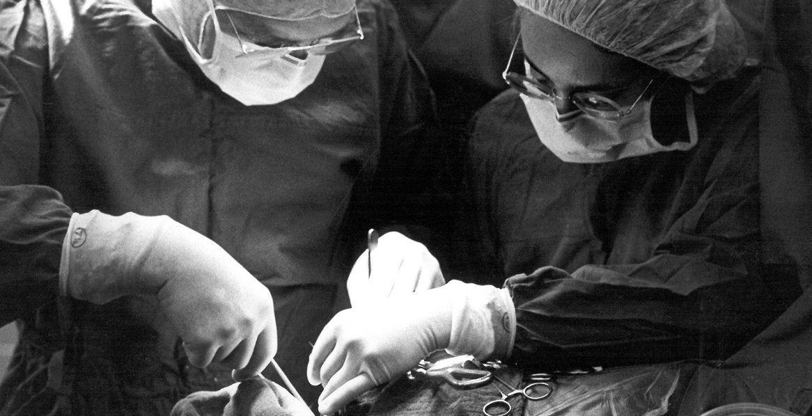 Schwarz-weiß Foto: Professor Pichlmayer und ein Assisten bein einer Operation