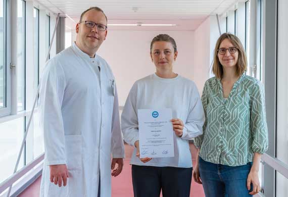 Ausgezeichnet von der DGHC (von links): PD Dr. Philipp Felgendreff, Teresa Linge mit Urkunde und Lisa Felgendreff. Copyright: MHH/Reinsch