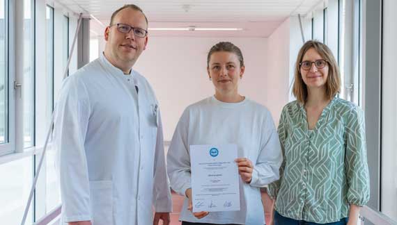Ausgezeichnet von der DGHC (von links): PD Dr. Philip Felgendreff, Teresa Linge mit Urkunde und Lisa Felgendreff.  Copyright: MHH/Reinsch